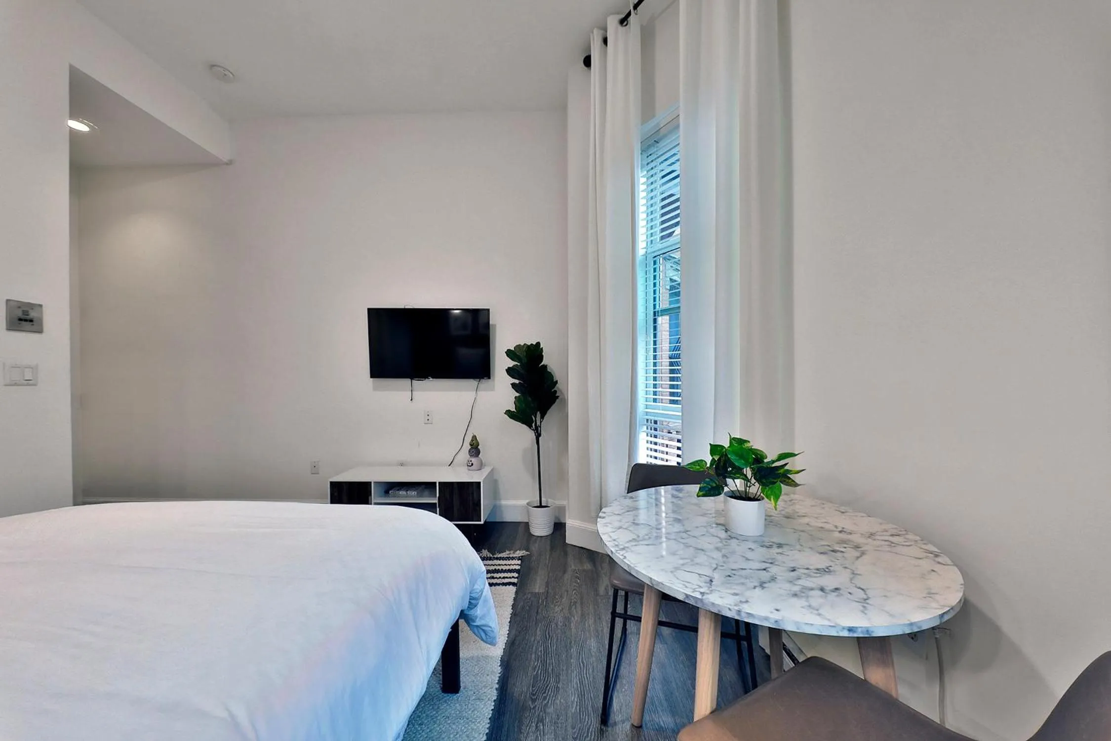 Living room, Bed in Good Hotels Boston