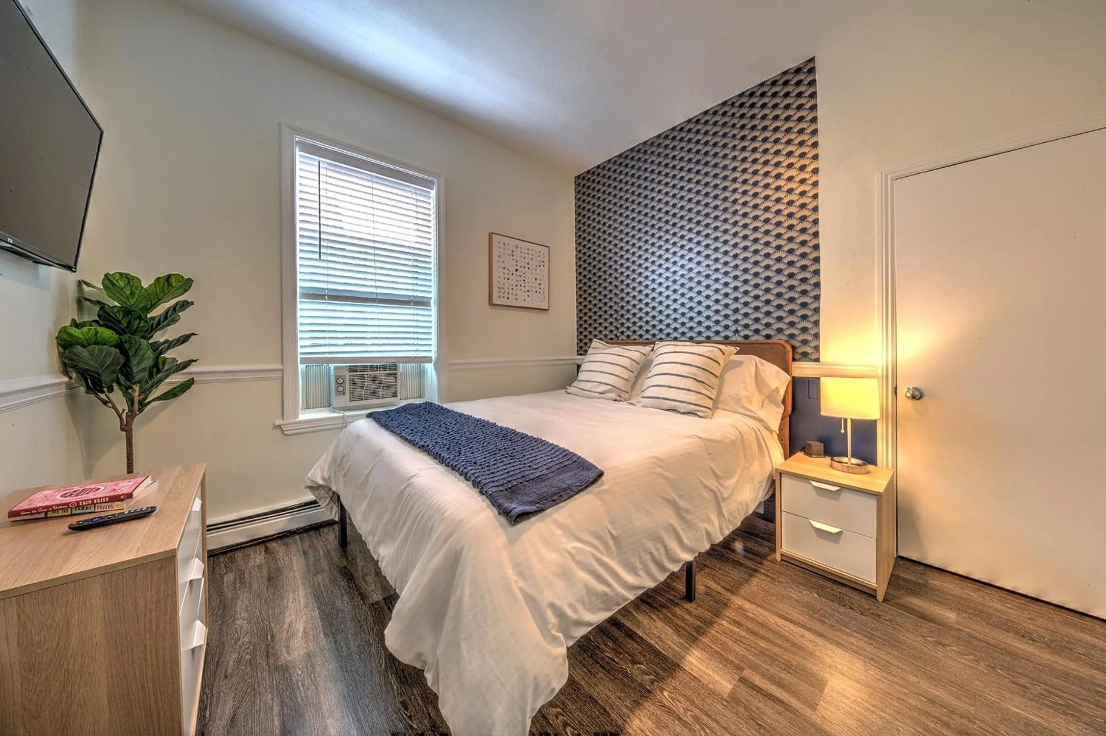 Photo of the whole room, Bed in Good Hotels Boston