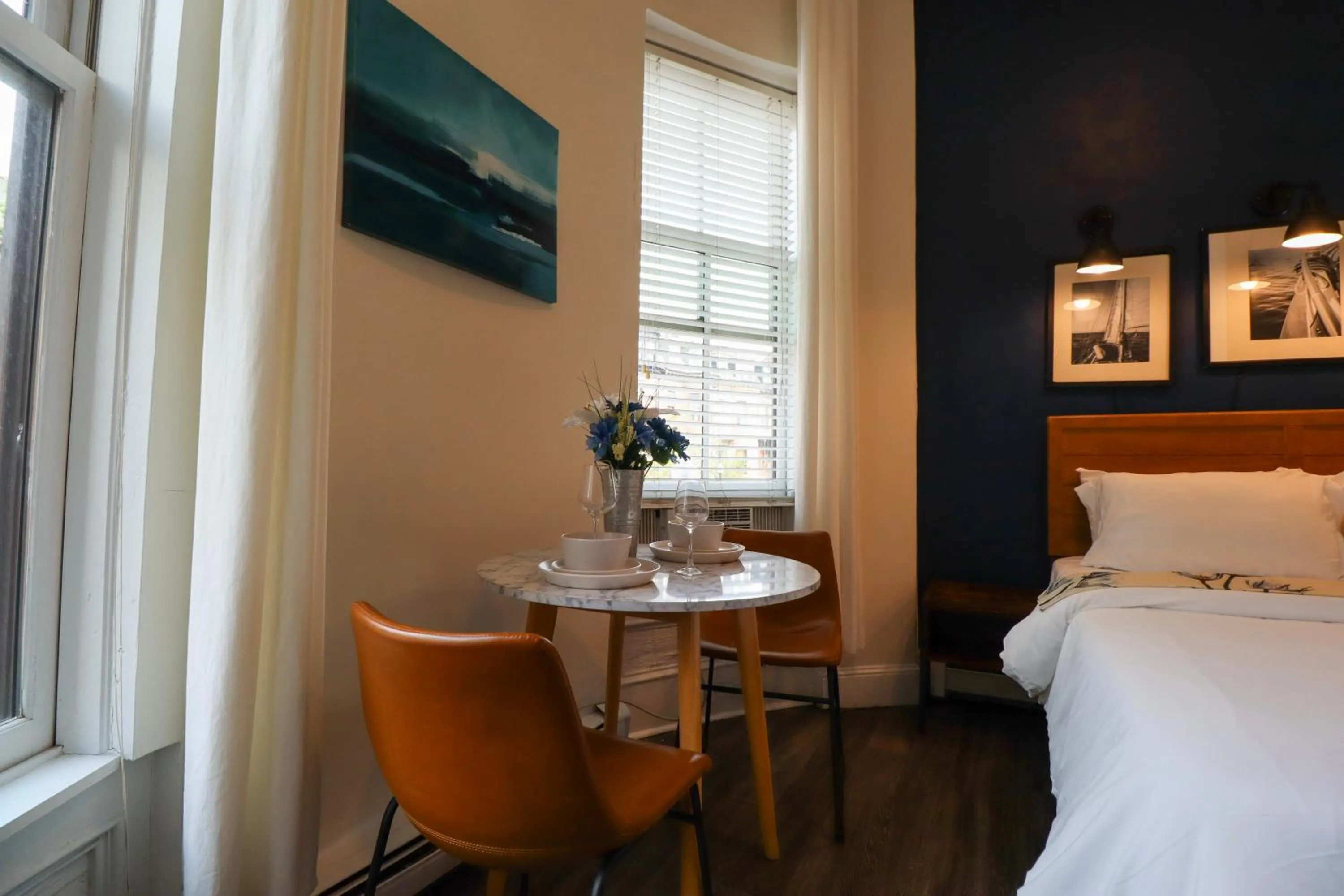 Dining area, Bed in Good Hotels Boston