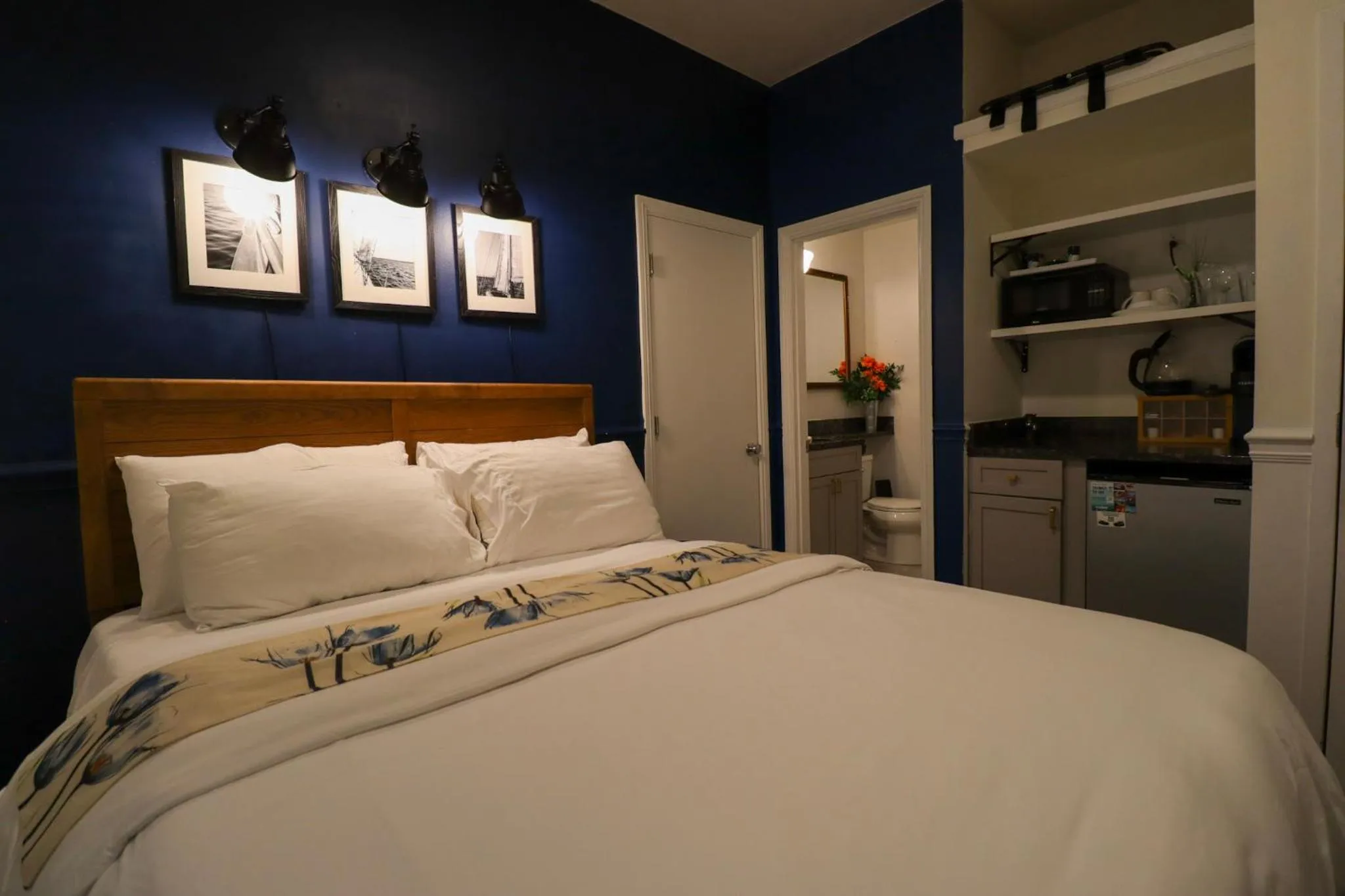 Bathroom, Bed in Good Hotels Boston