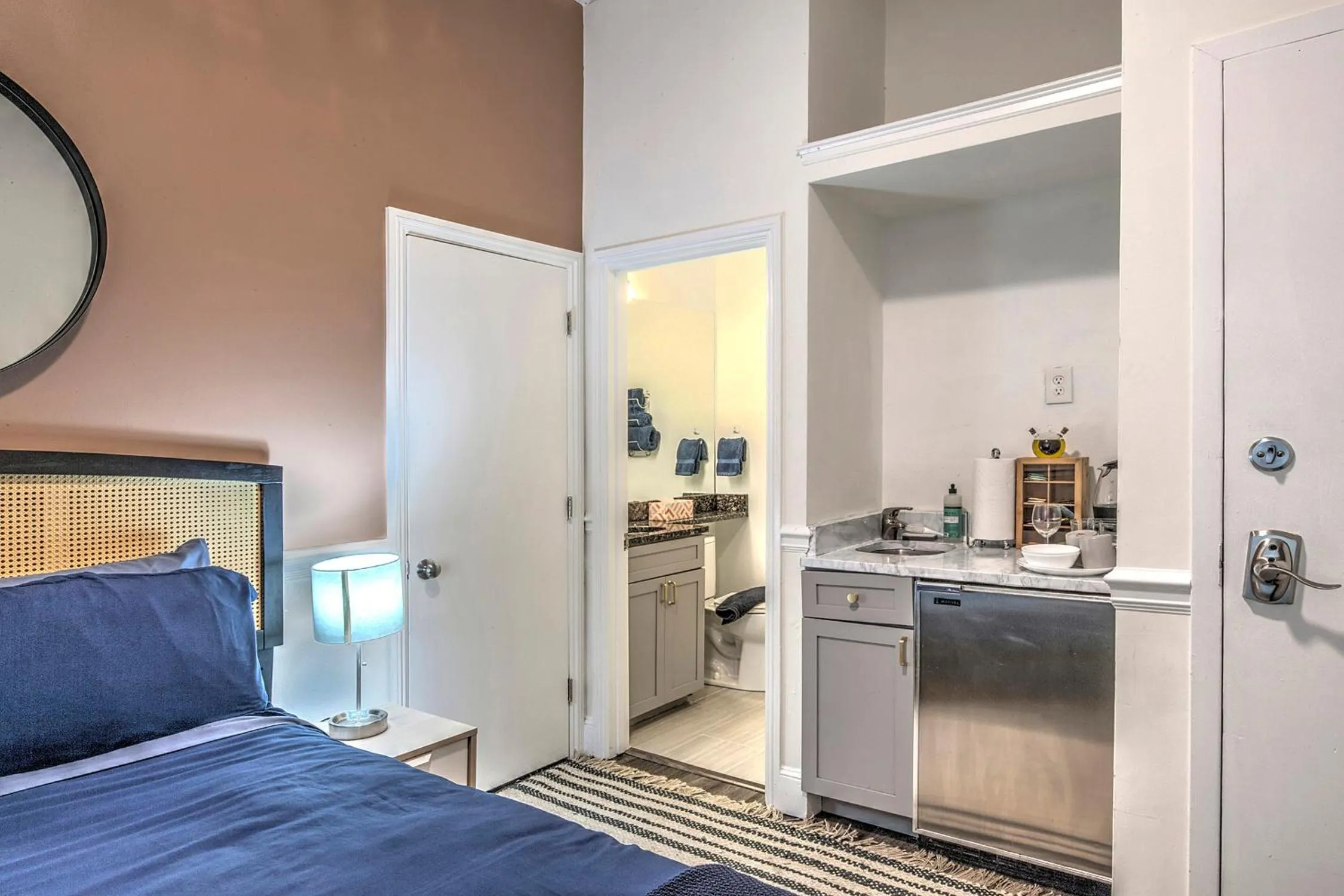 Photo of the whole room, Bed in Good Hotels Boston