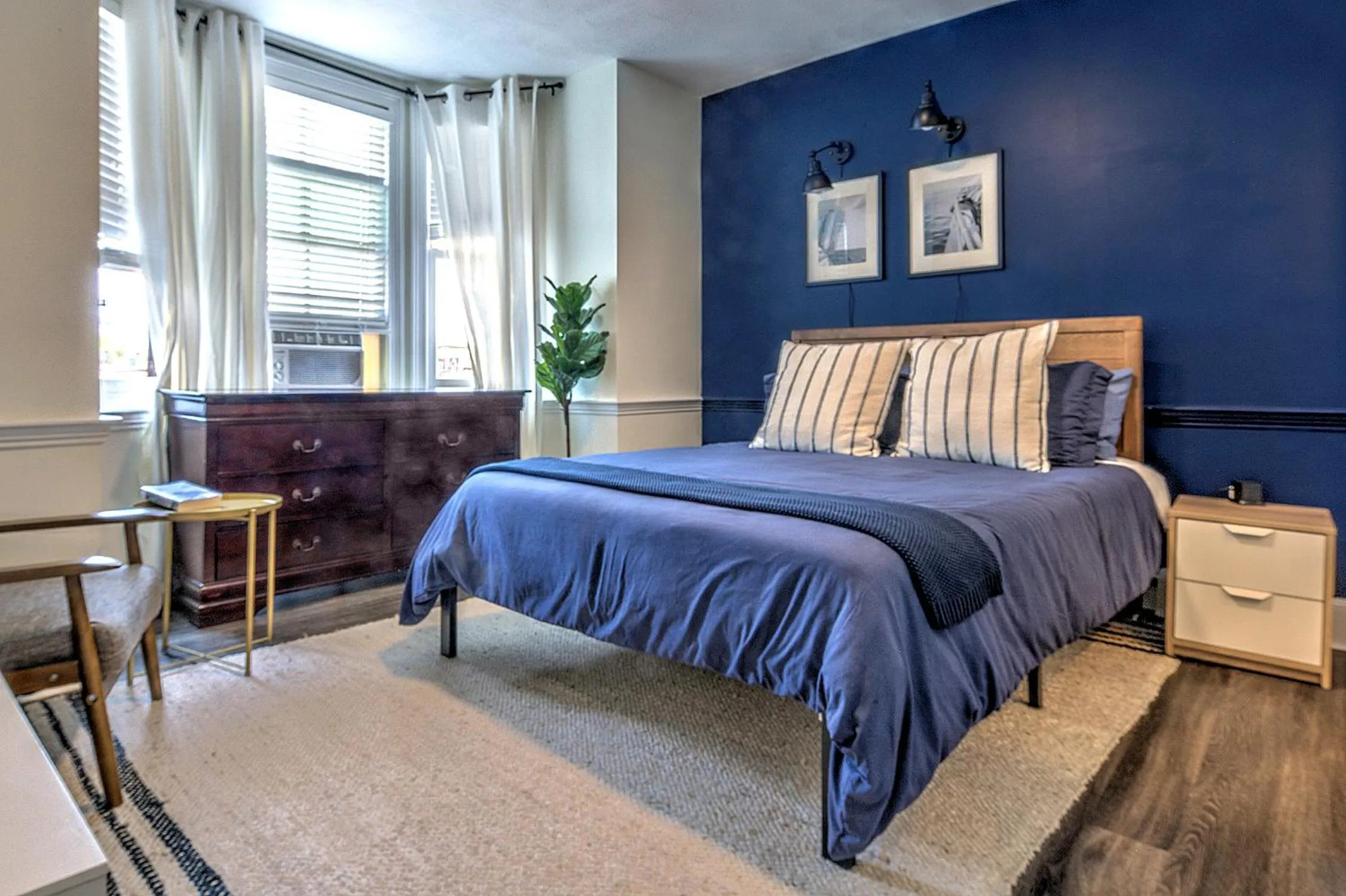 Photo of the whole room, Bed in Good Hotels Boston