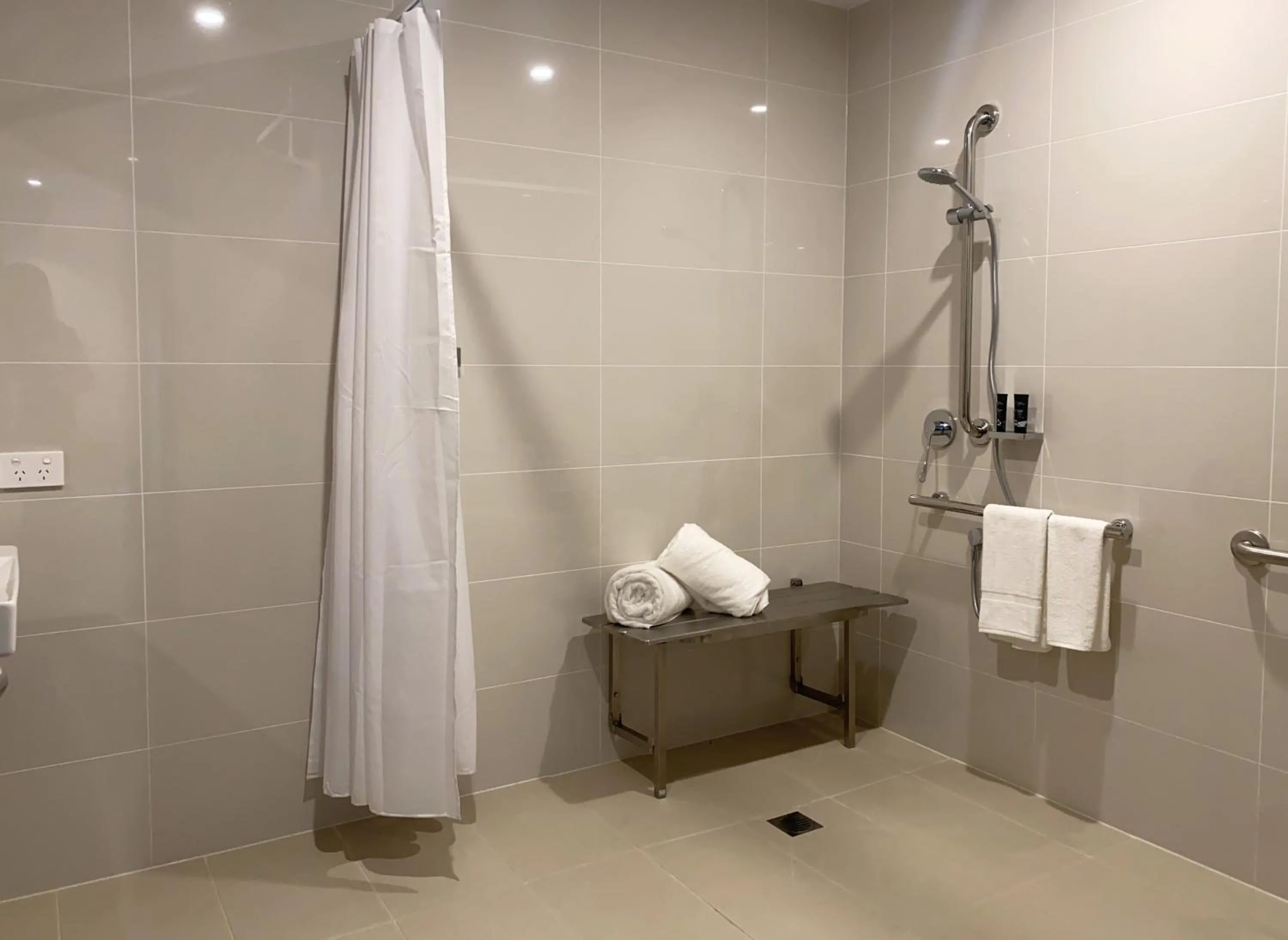 Bathroom in Brady Apartment Hotel Hardware Lane