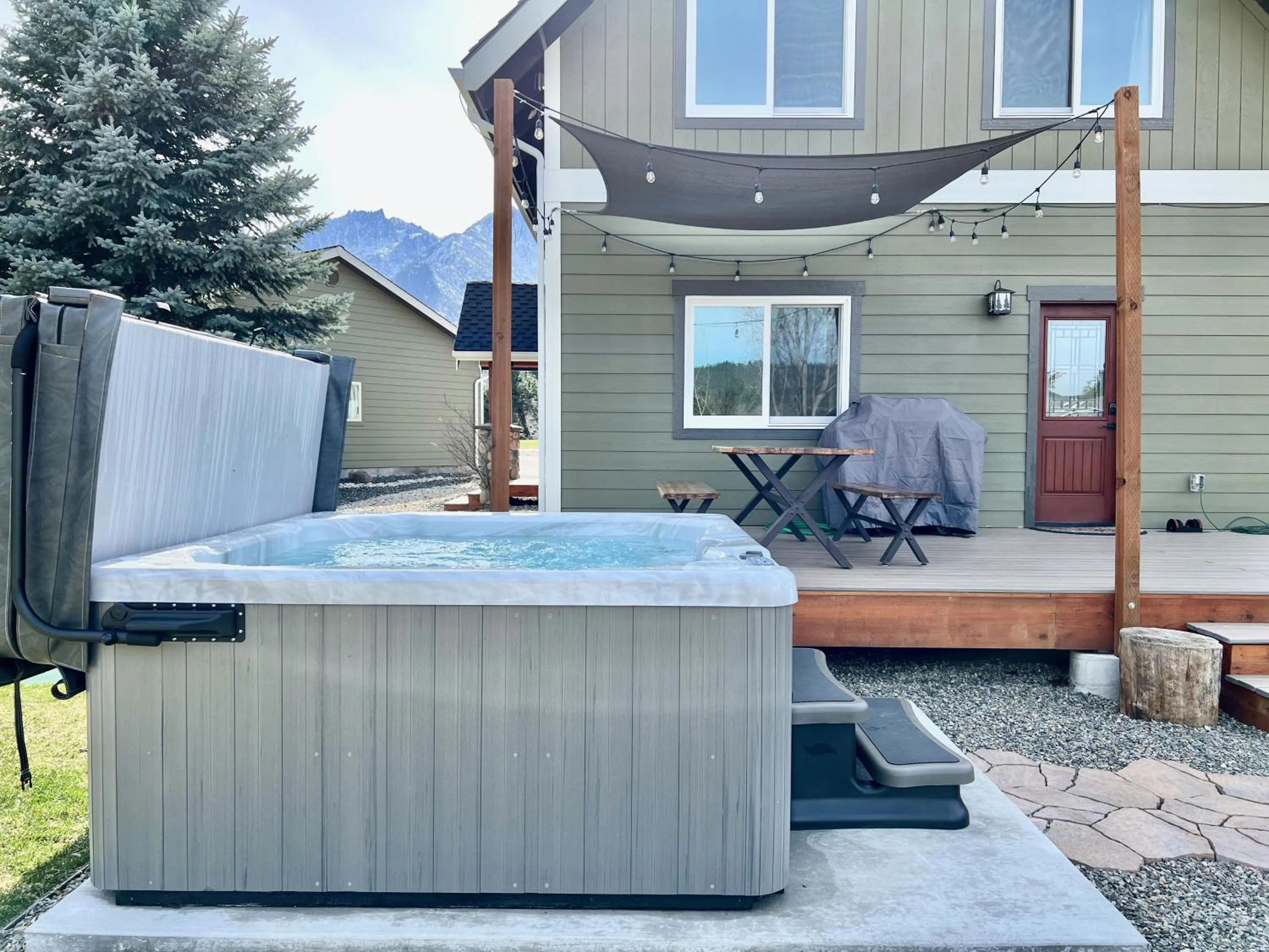 Hot Tub in The Cascade Chalet - Leavenworth