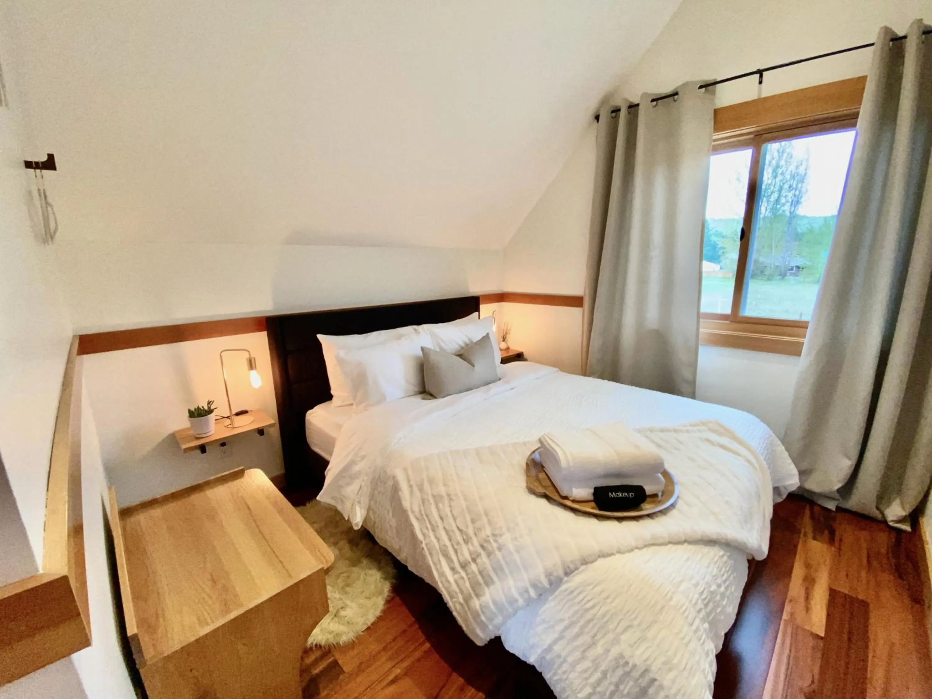 Bedroom, Bed in The Cascade Chalet - Leavenworth