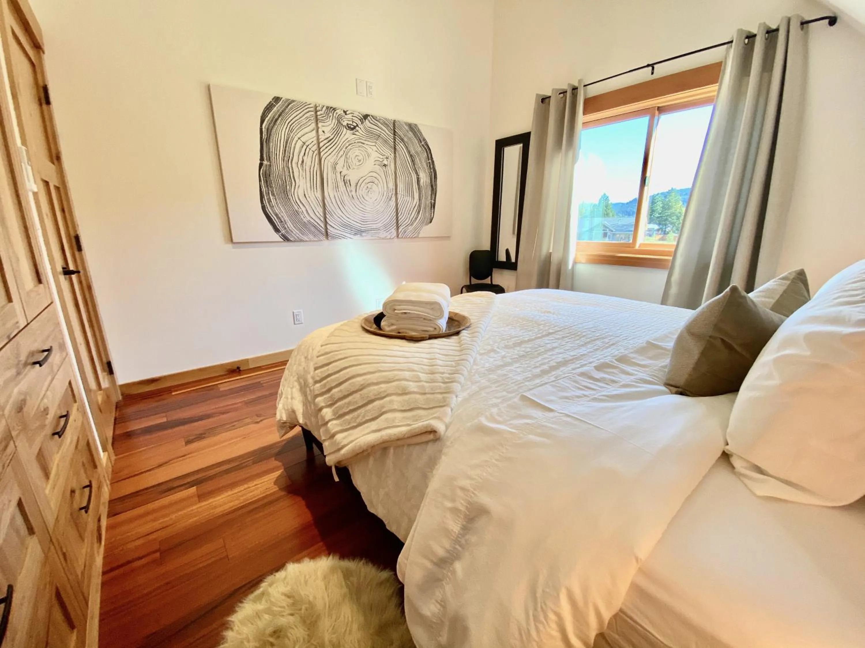 Bedroom, Bed in The Cascade Chalet - Leavenworth