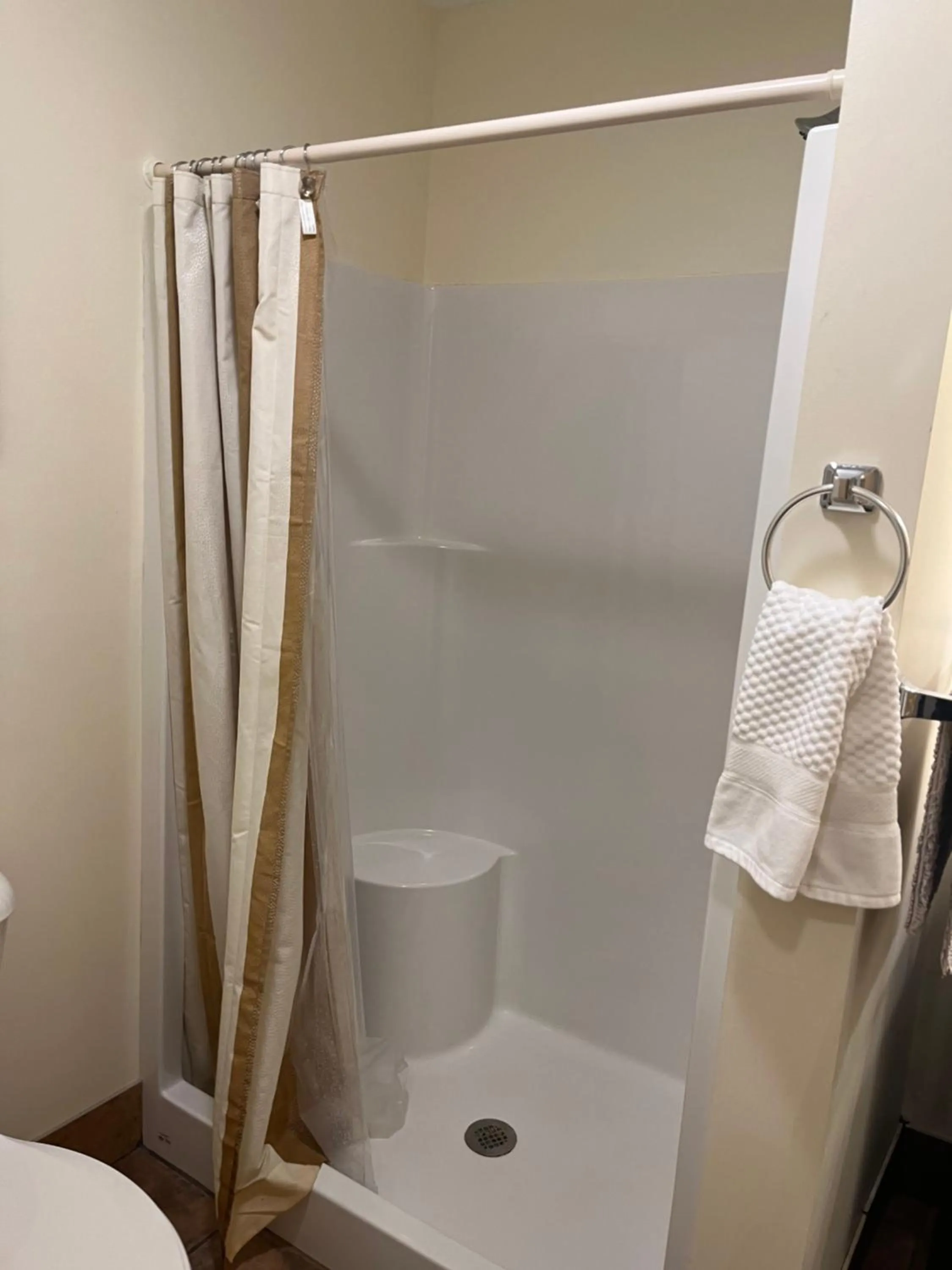 Creekside Downtown Vacation Suites, Only Adults 25 or older