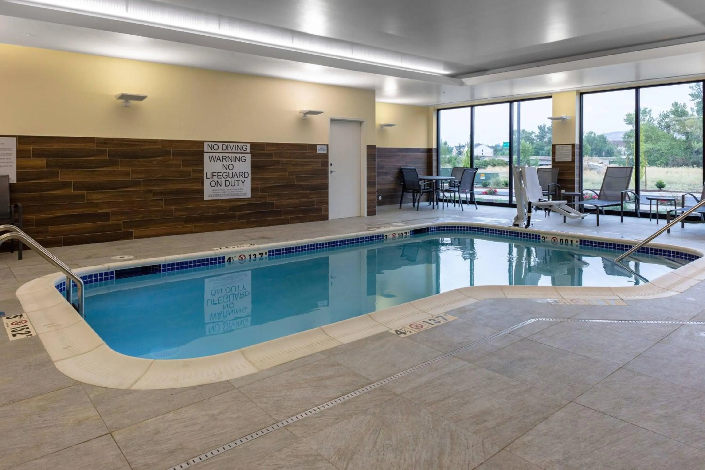 Swimming pool in Fairfield by Marriott Inn & Suites Medford
