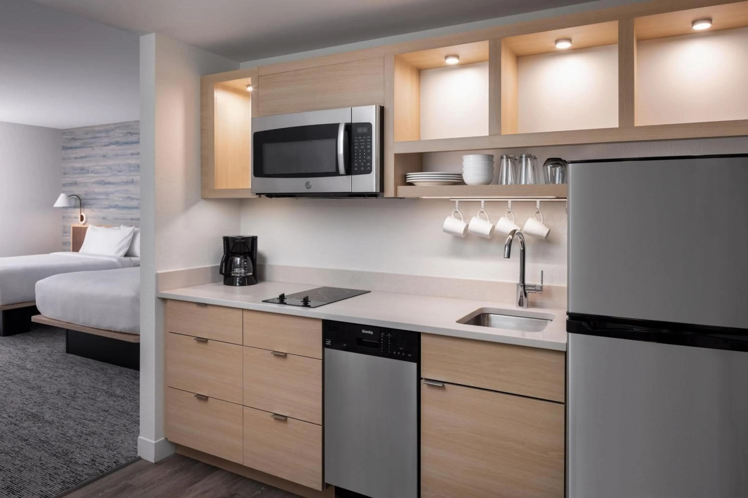 Kitchen or kitchenette, Bed in TownePlace Suites by Marriott West Kelowna