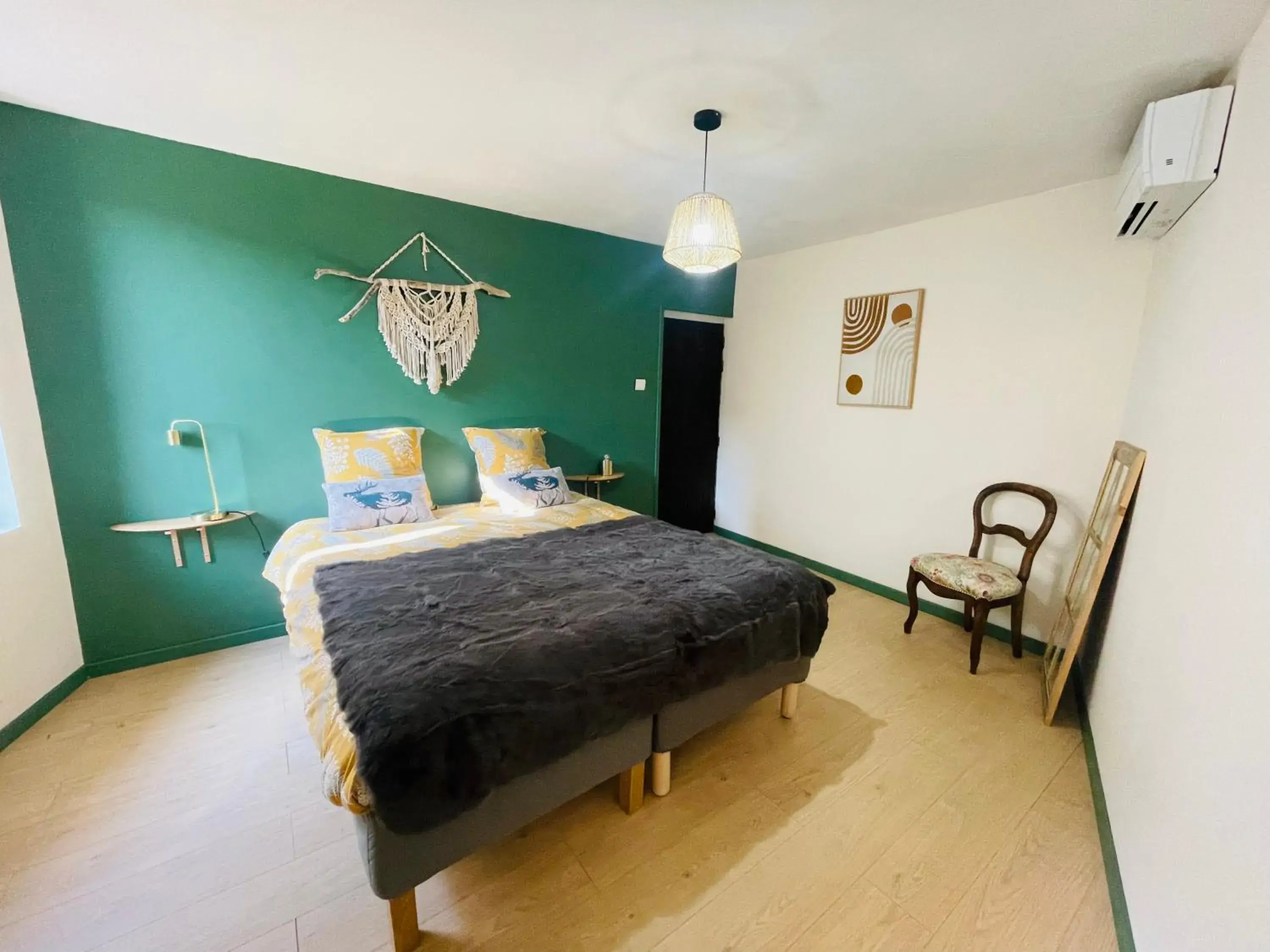 Double Room with Private Bathroom - single occupancy in Maison des Bourgades Double Room with Private Bathroom - single occupancy in Maison des Bourgades