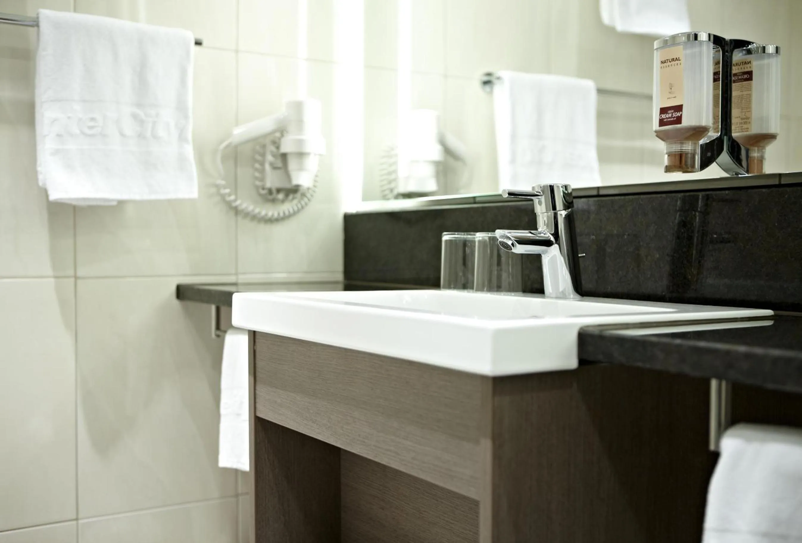 Bathroom in IntercityHotel Mainz