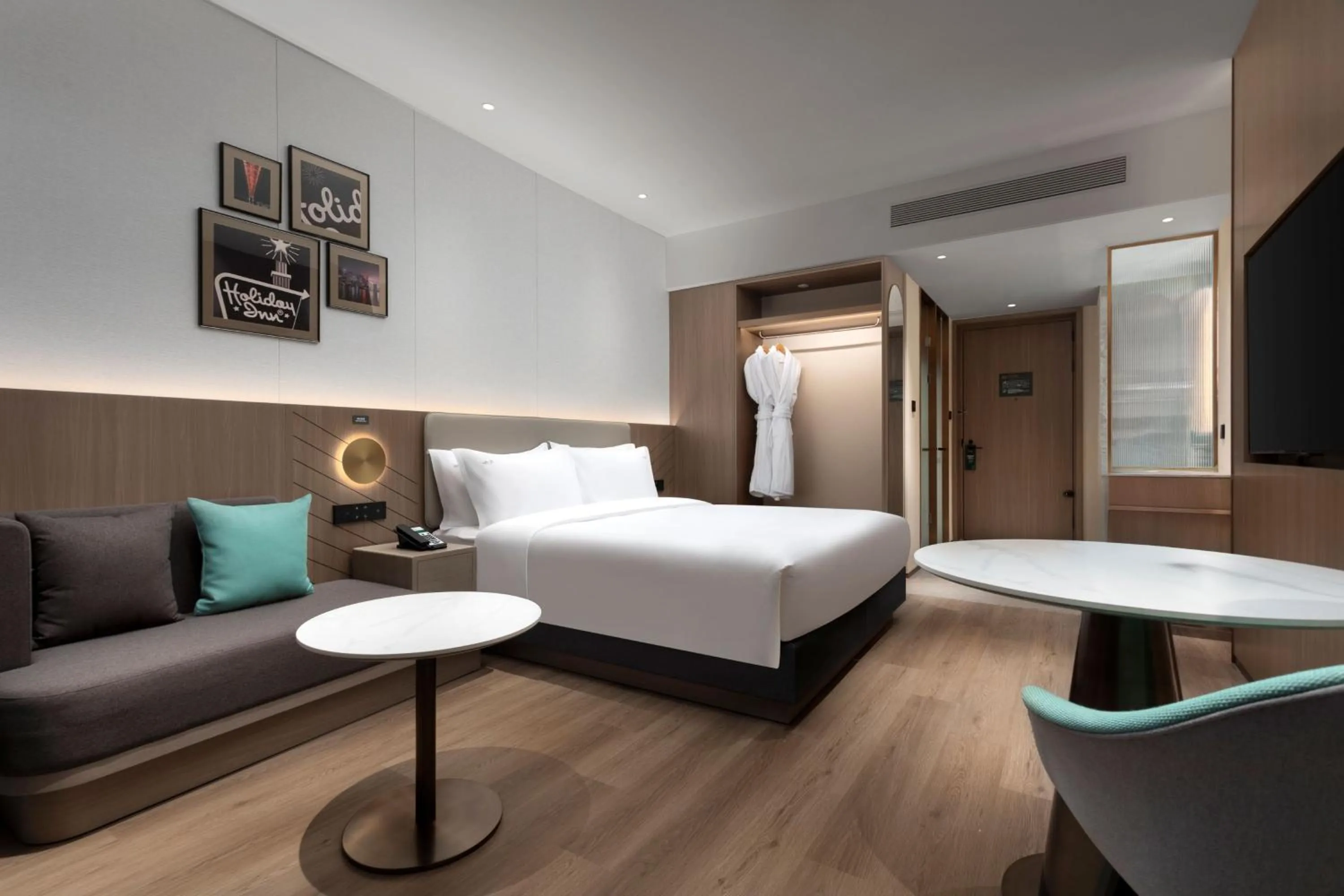 Bed in Holiday Inn Express Zhabei Shanghai, an IHG Hotel