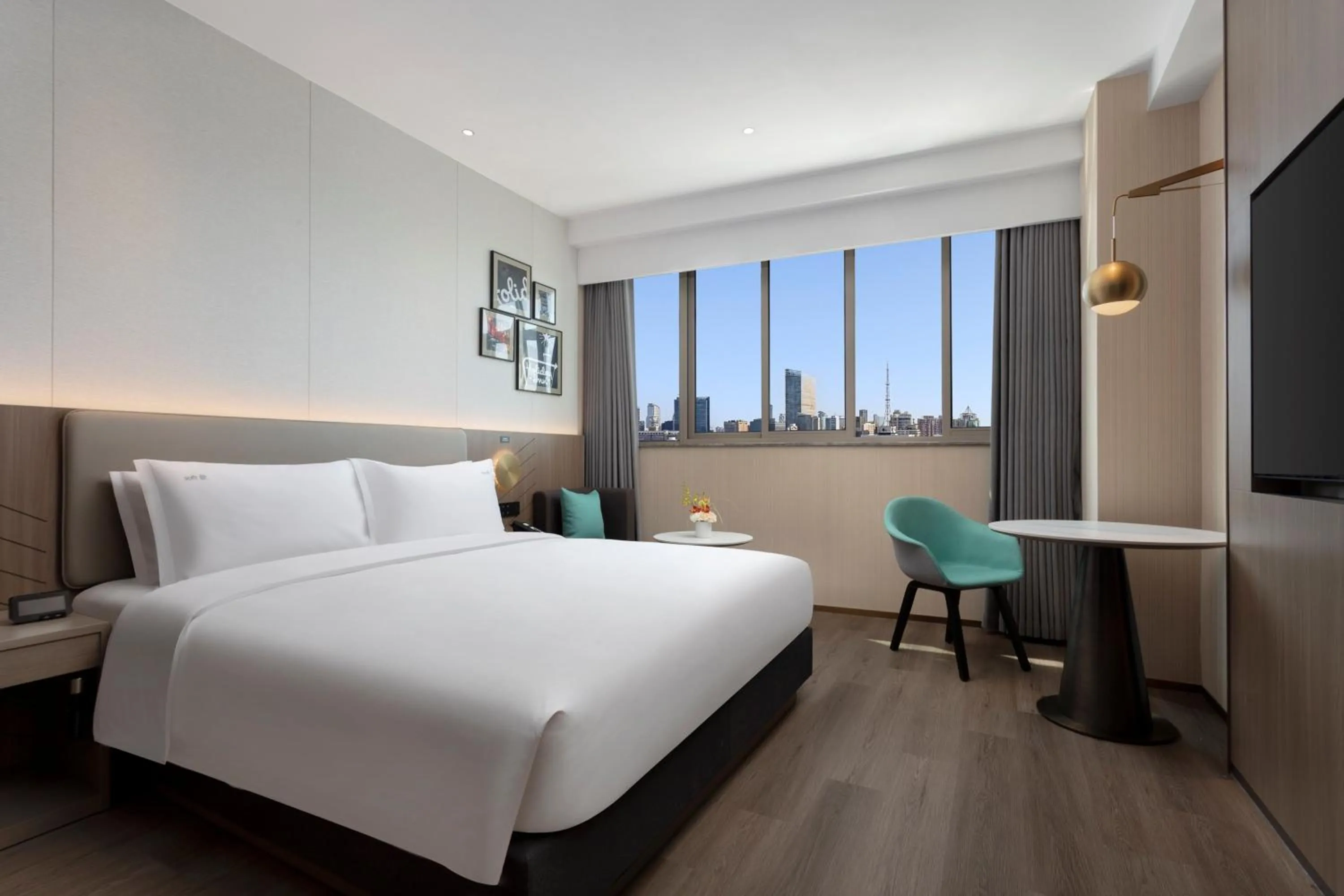 Photo of the whole room, Bed in Holiday Inn Express Zhabei Shanghai, an IHG Hotel