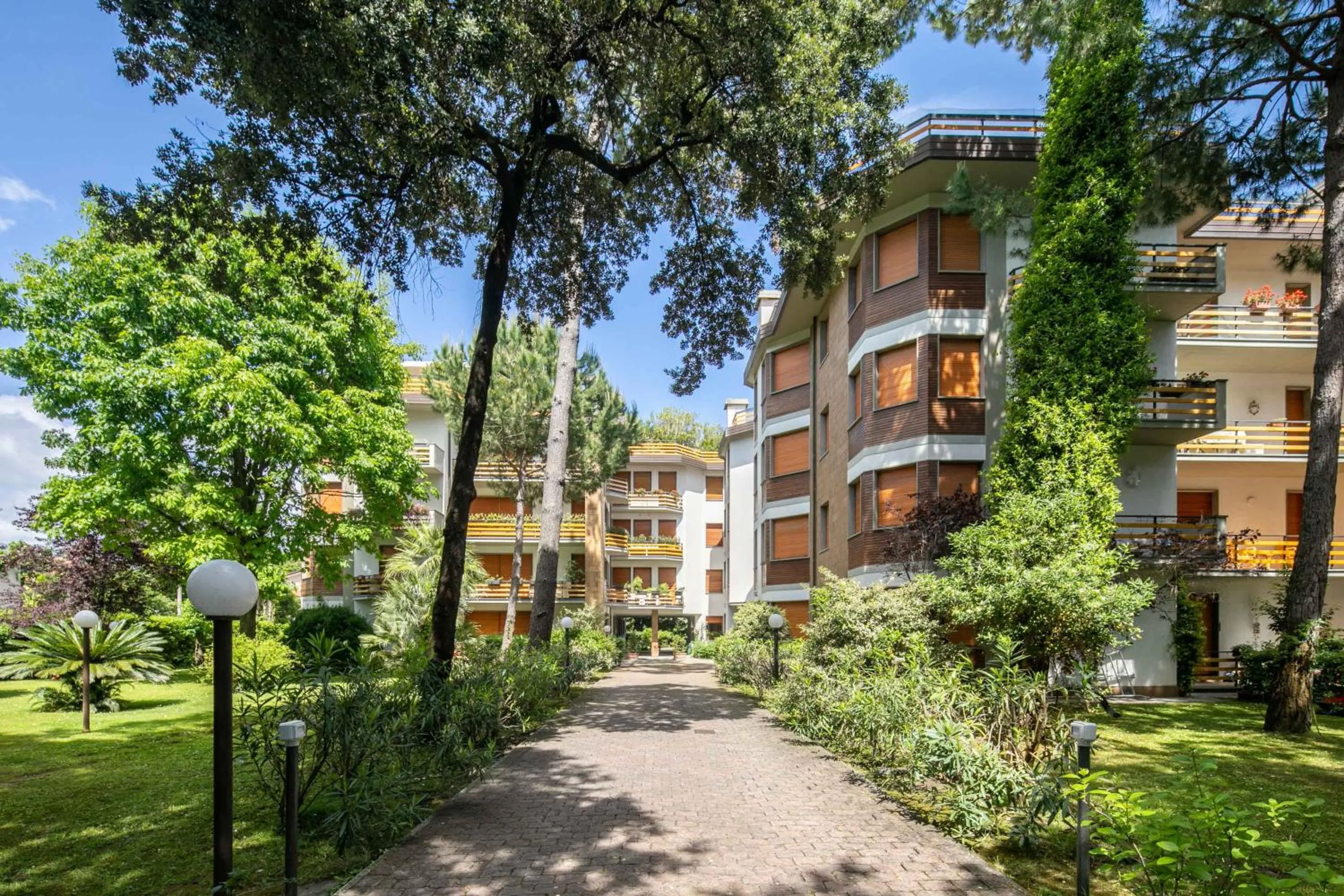 Property building in Imperiale Apartment by Mmega