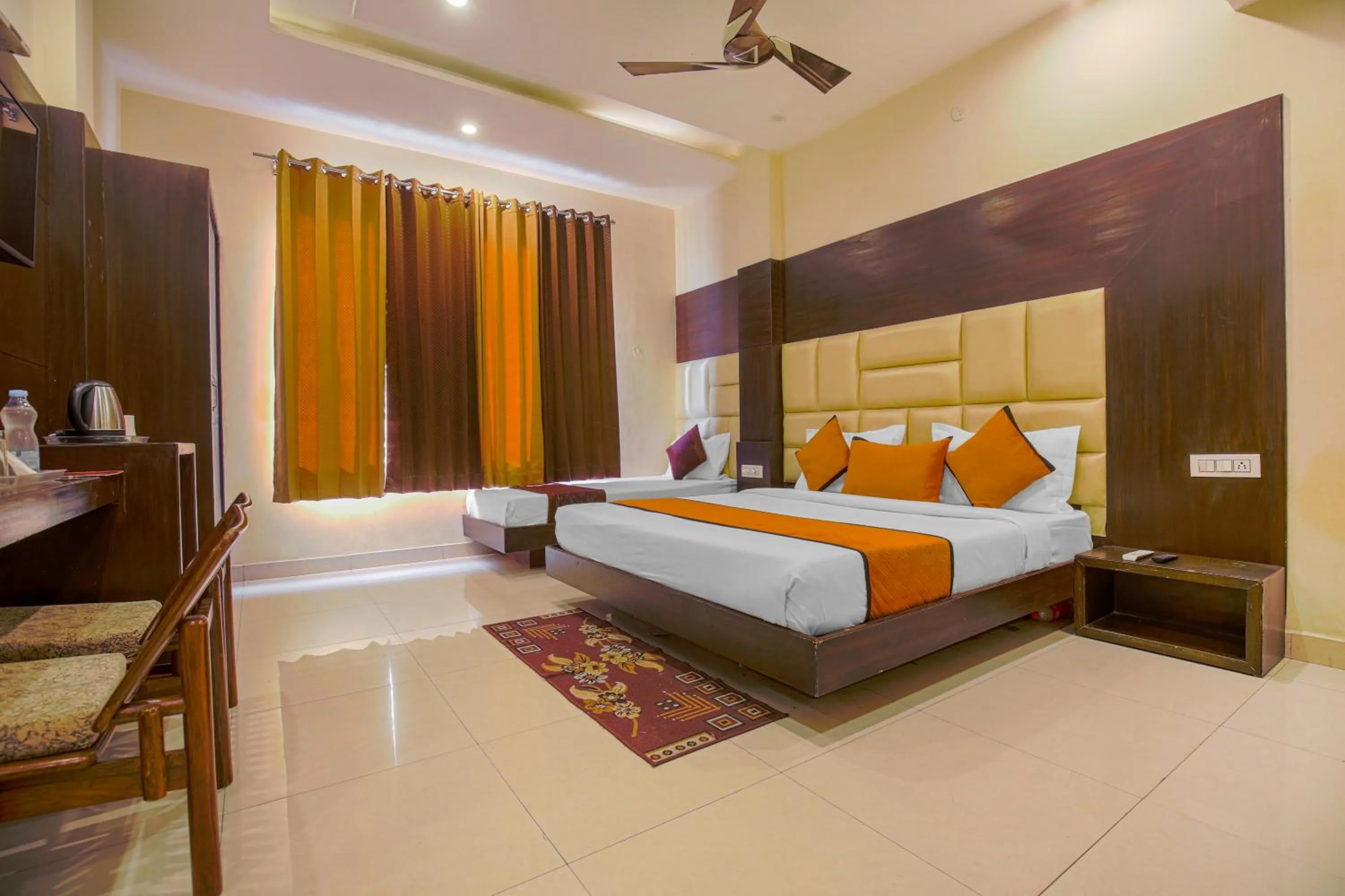 Bed in Hotel Crown, Near Golden temple