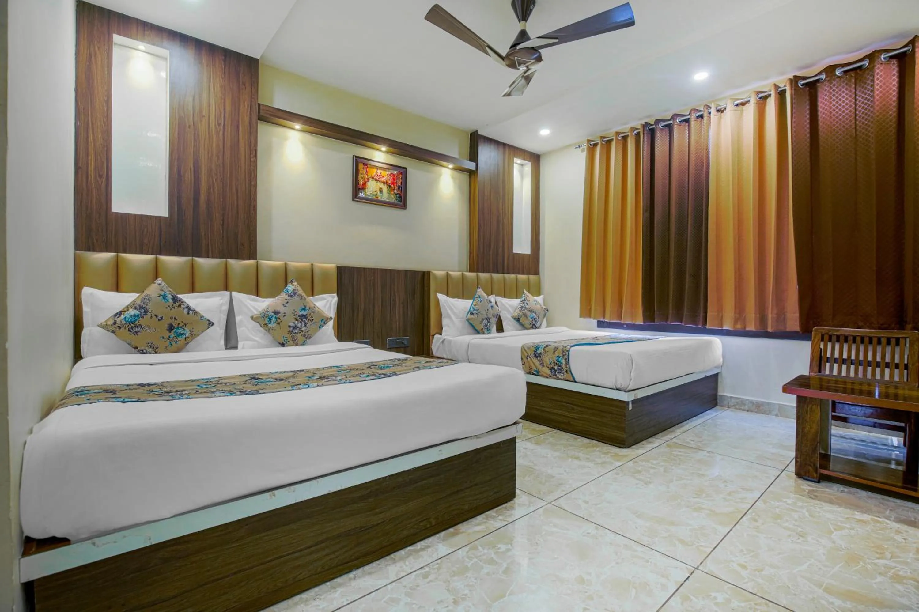 Bed in Hotel Crown, Near Golden temple