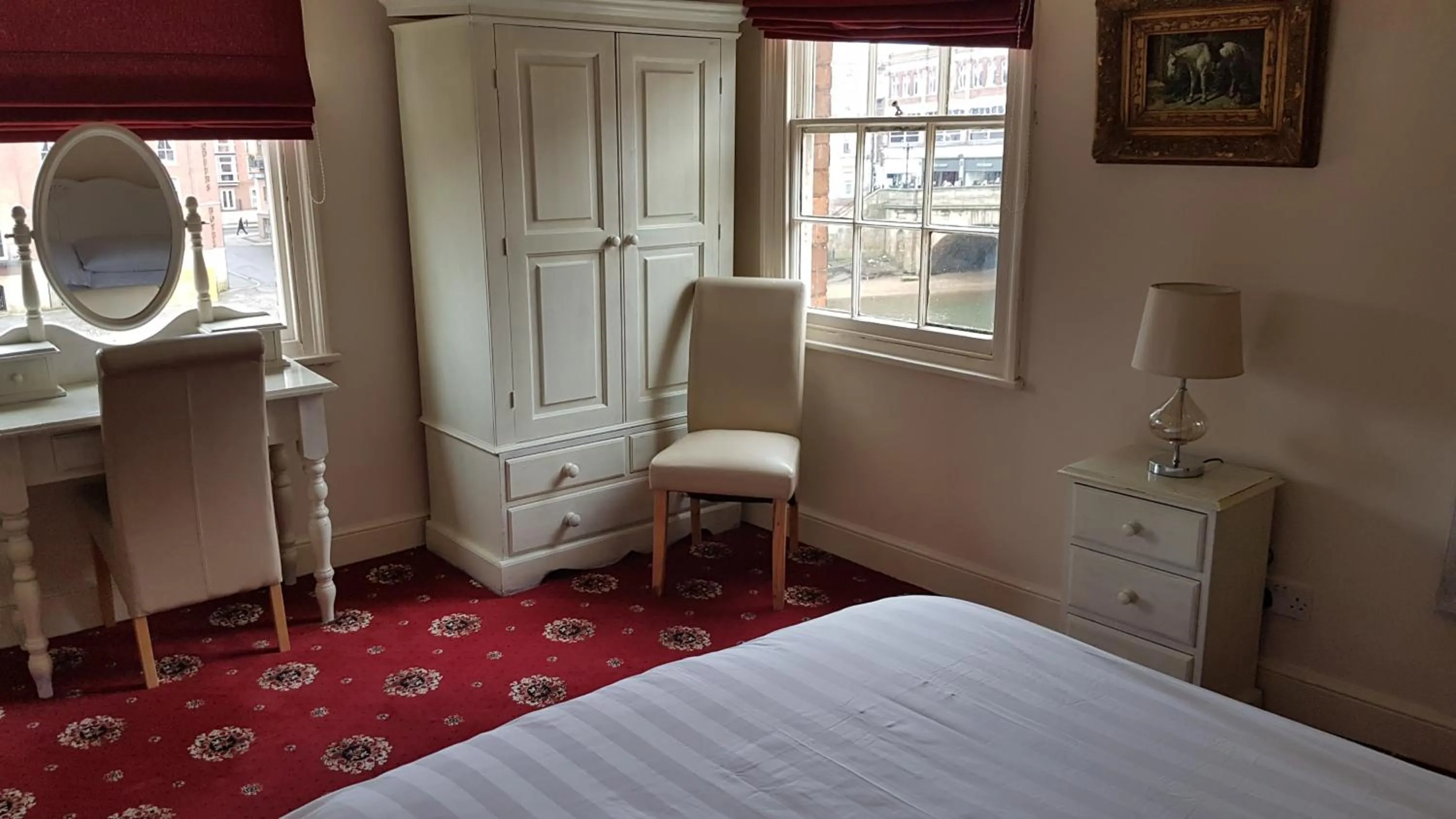 Bedroom, Bed in Lil's On The Waterfront