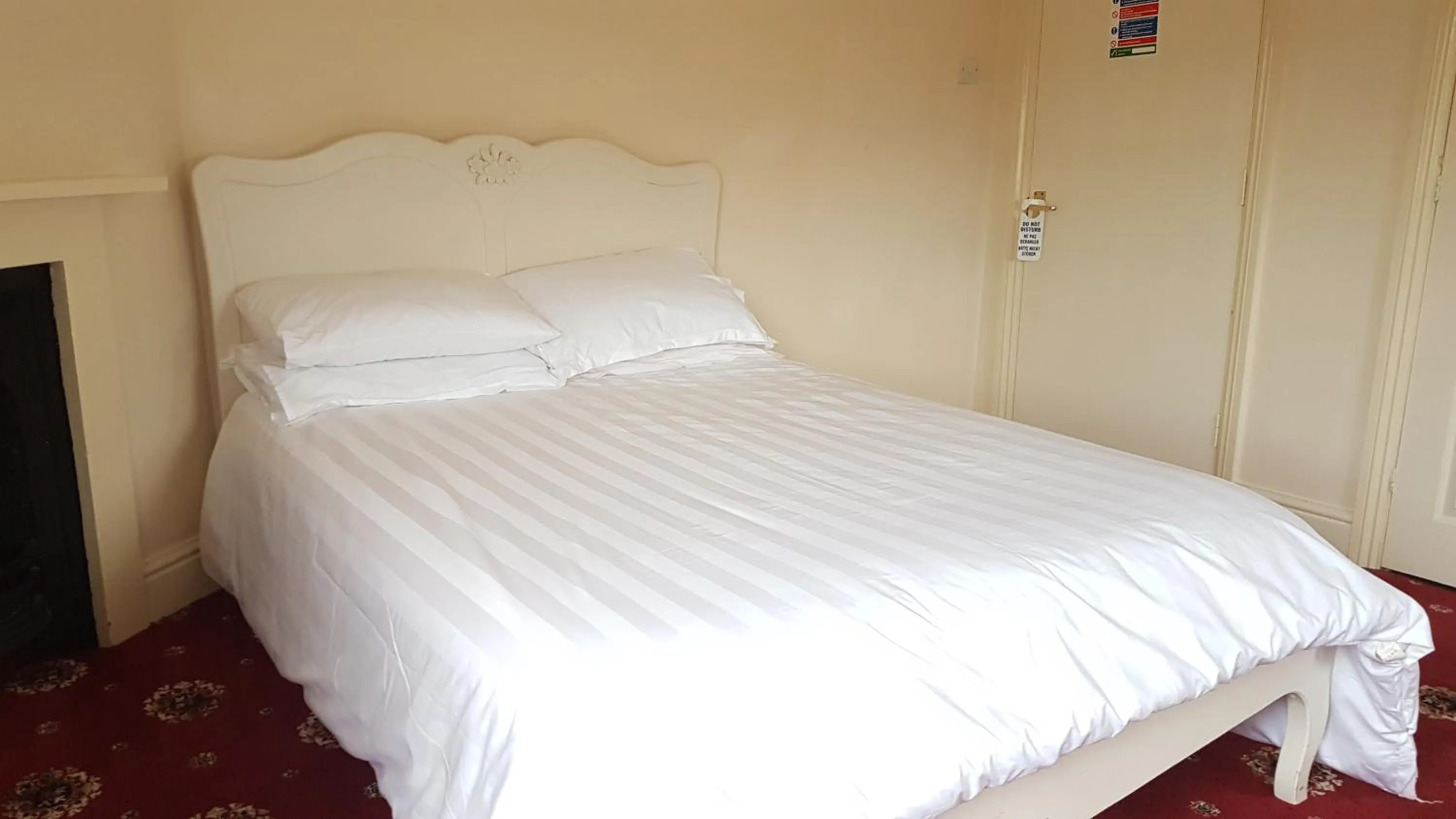 Bedroom, Bed in Lil's On The Waterfront