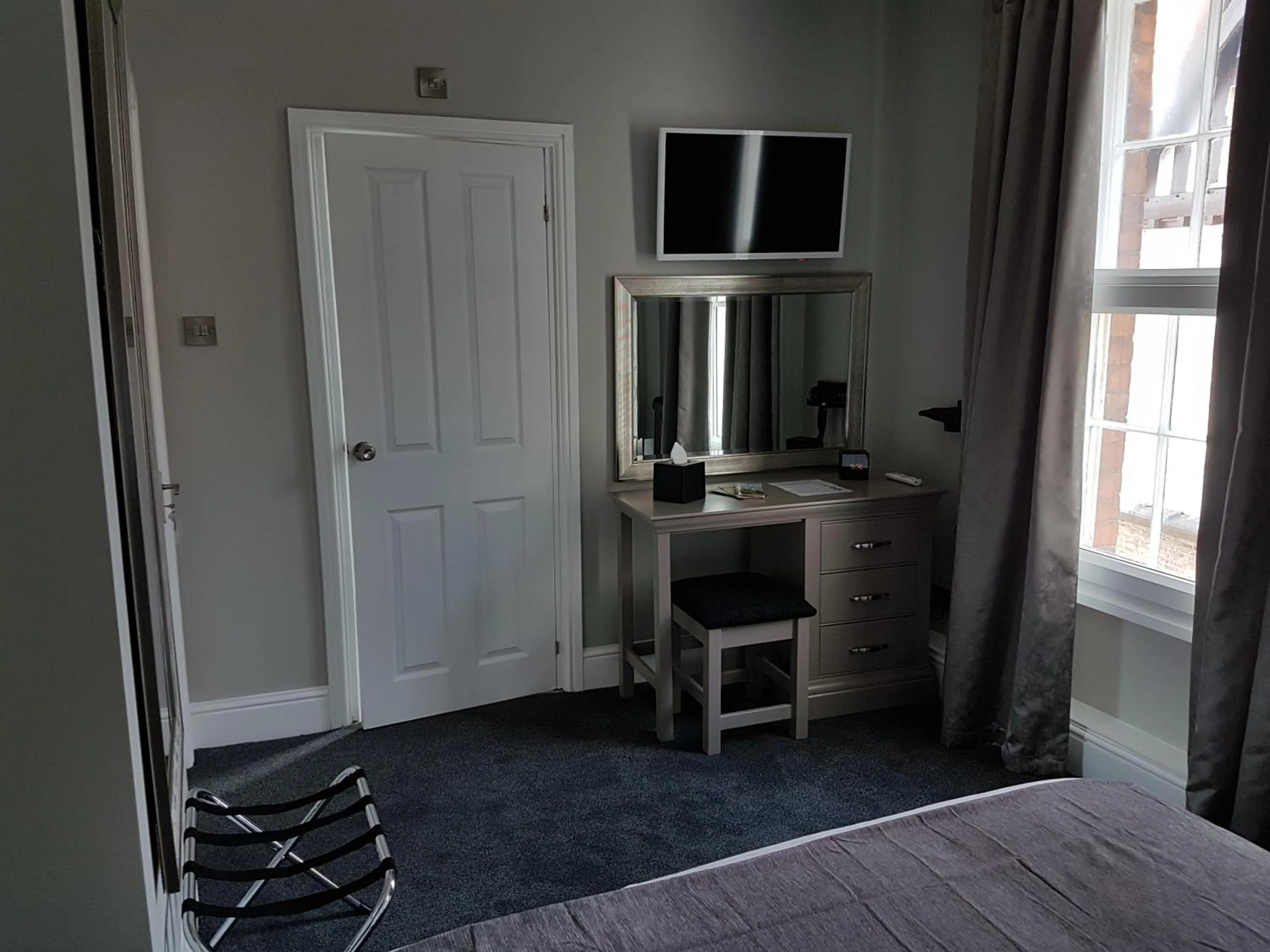 Bed in Lil's On The Waterfront