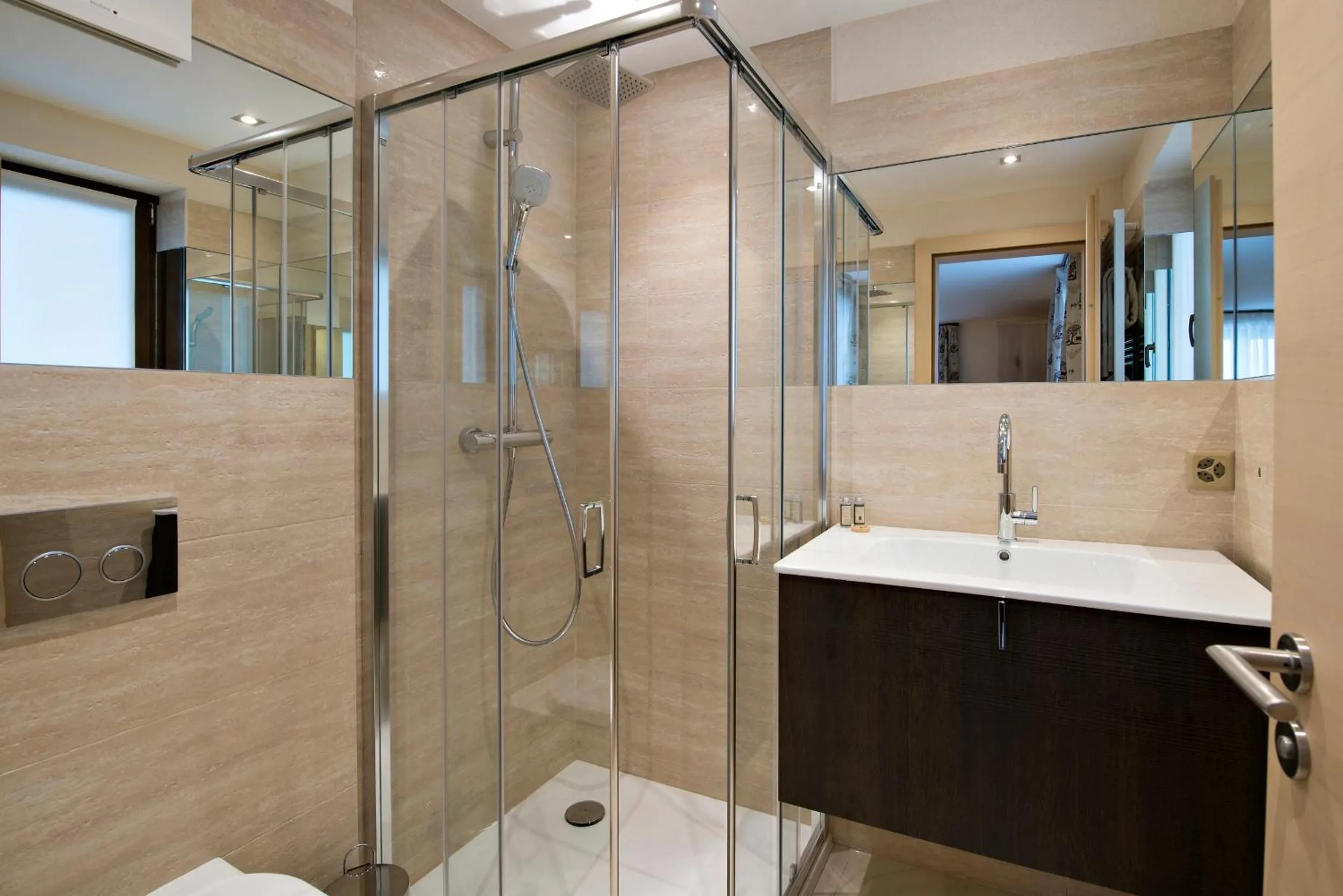 Shower in Hotel Cervo