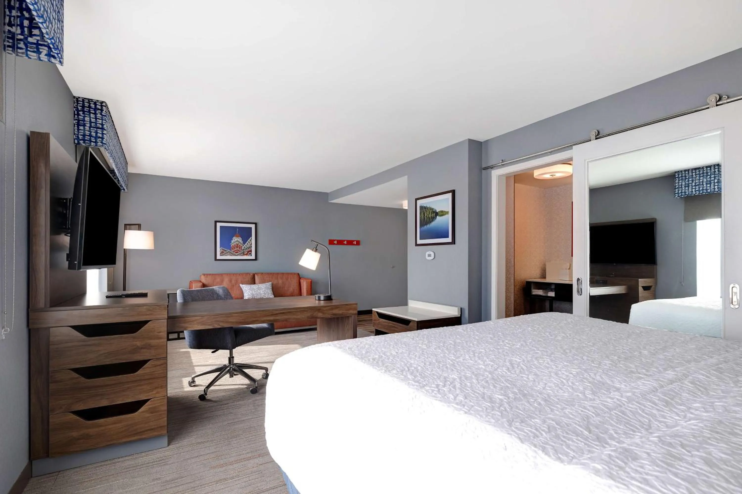 Bedroom, Bed in Hampton Inn Crown Point, In