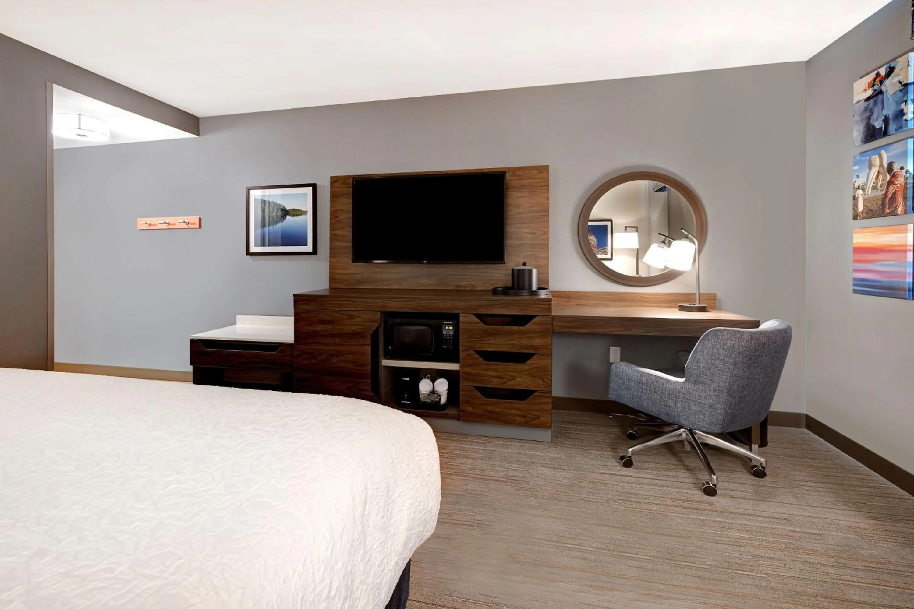 Bedroom, Bed in Hampton Inn Crown Point, In