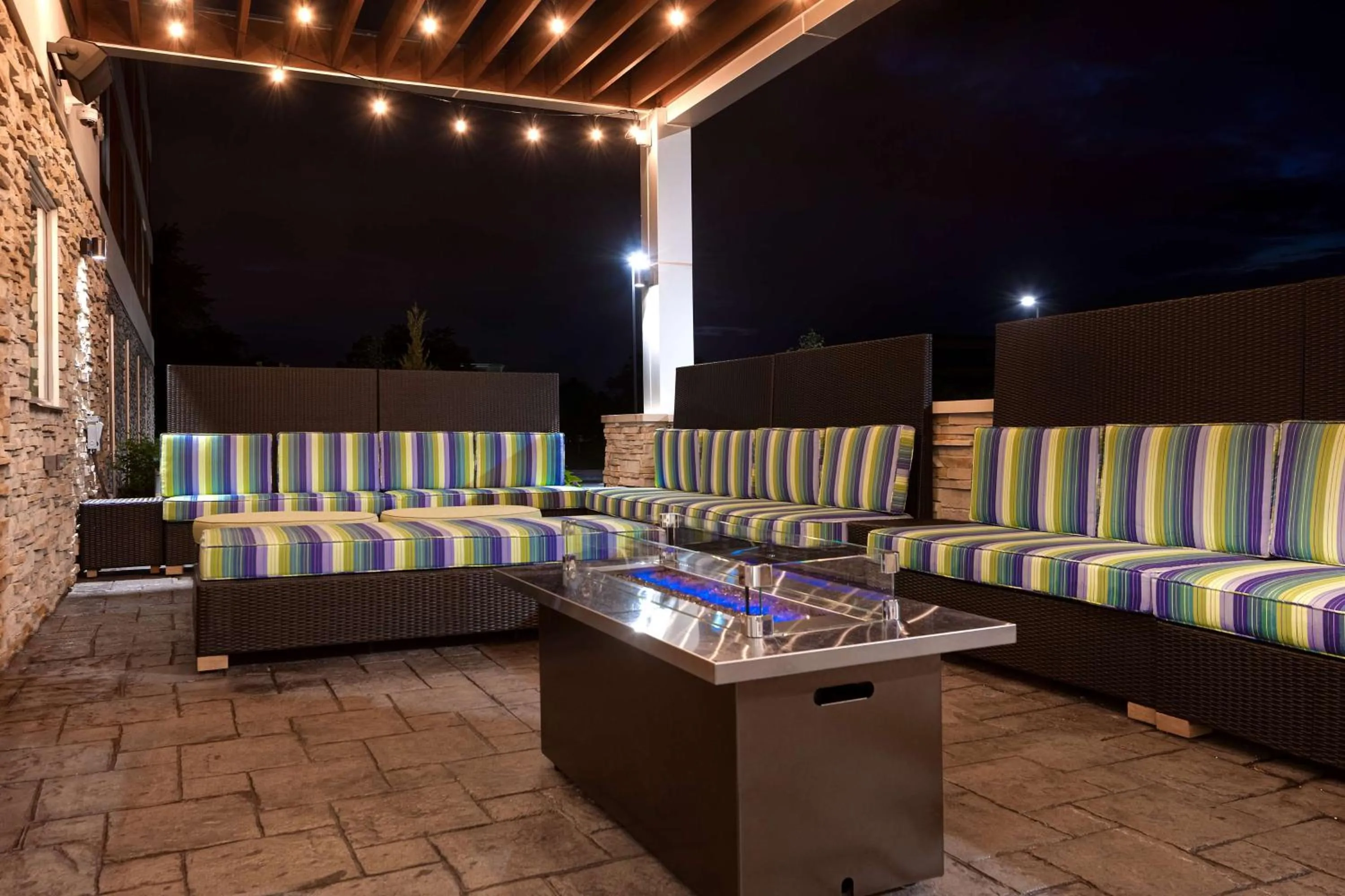 Patio in Home2 Suites By Hilton Lincolnshire Chicago