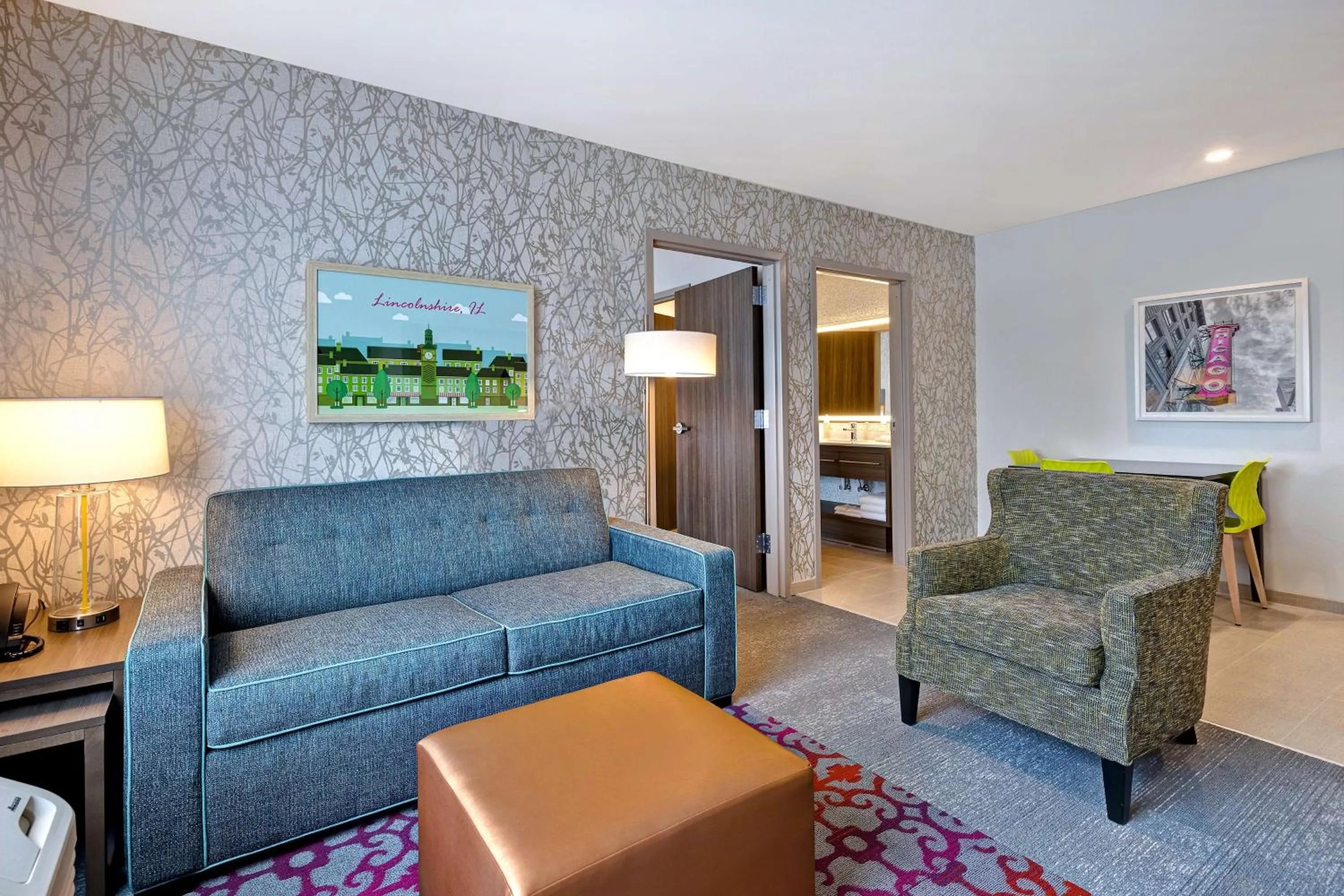 Living room, Bed in Home2 Suites By Hilton Lincolnshire Chicago