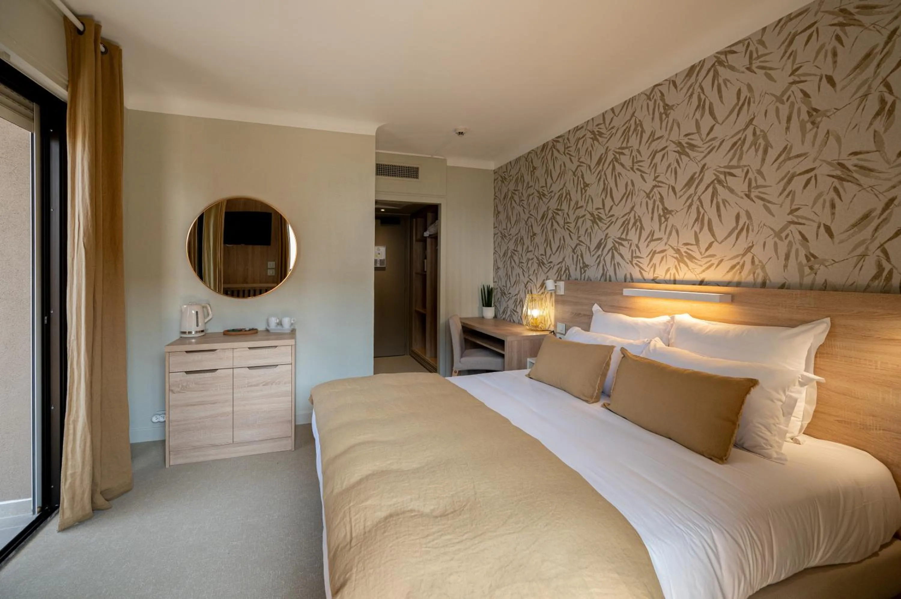 Bed in Hôtel La Ménado