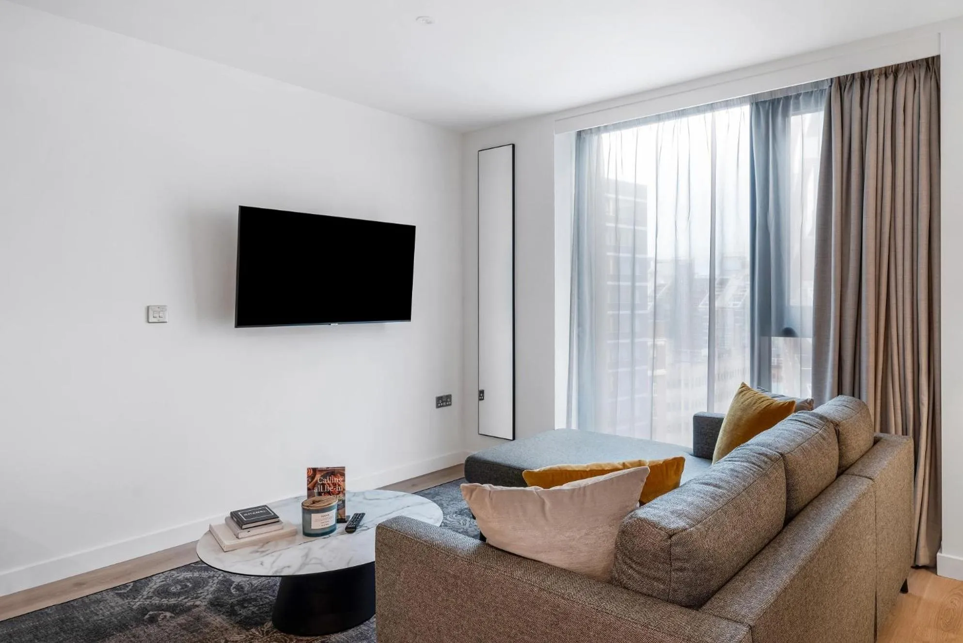 TV and multimedia in CitySuites 2 Aparthotel