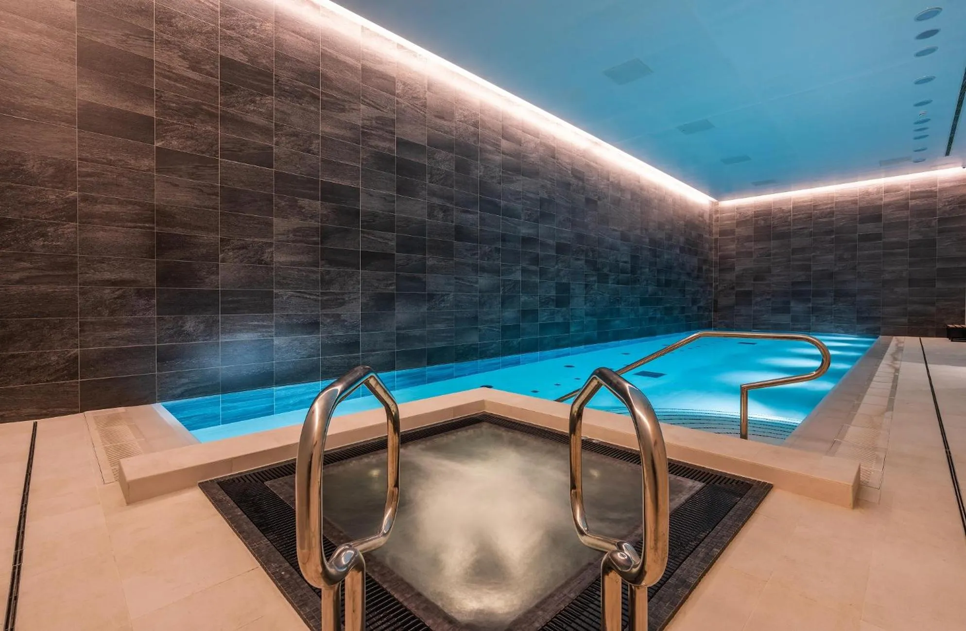 Swimming pool in CitySuites 2 Aparthotel