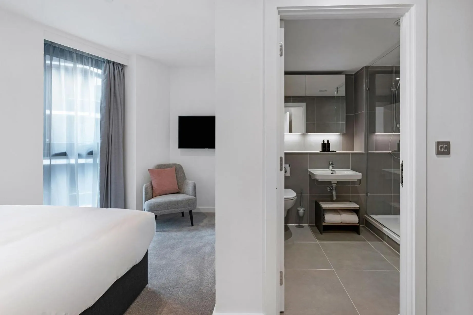 Bathroom, Bed in CitySuites 2 Aparthotel