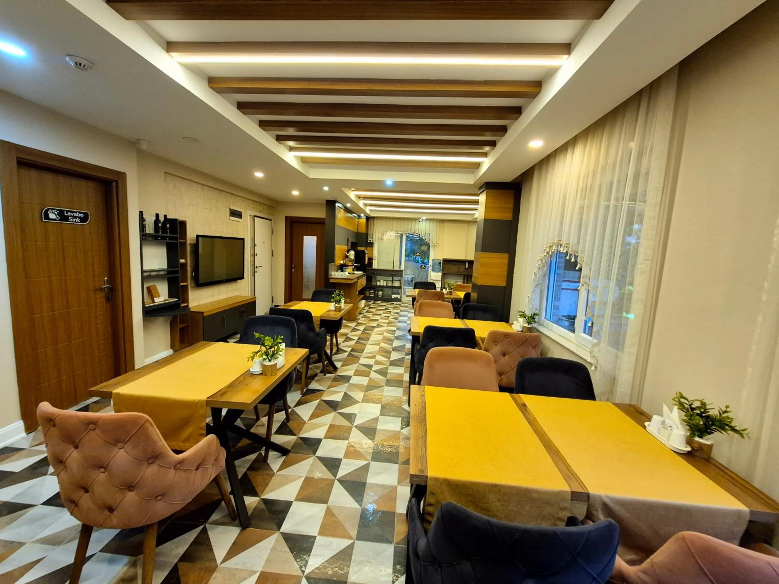 Restaurant/places to eat in Toprak Apart Otel