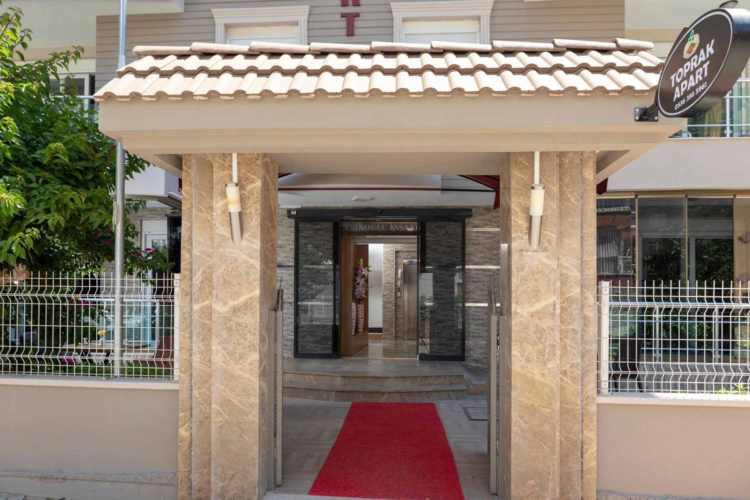 Facade/entrance in Toprak Apart Otel