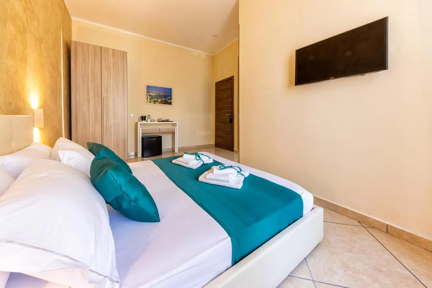 Photo of the whole room, Bed in Re Diego