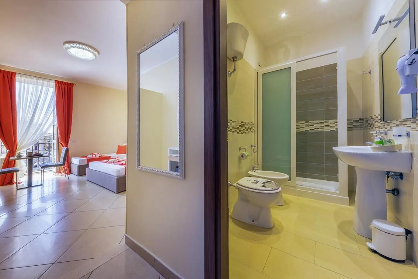 Photo of the whole room, Bed in Re Diego