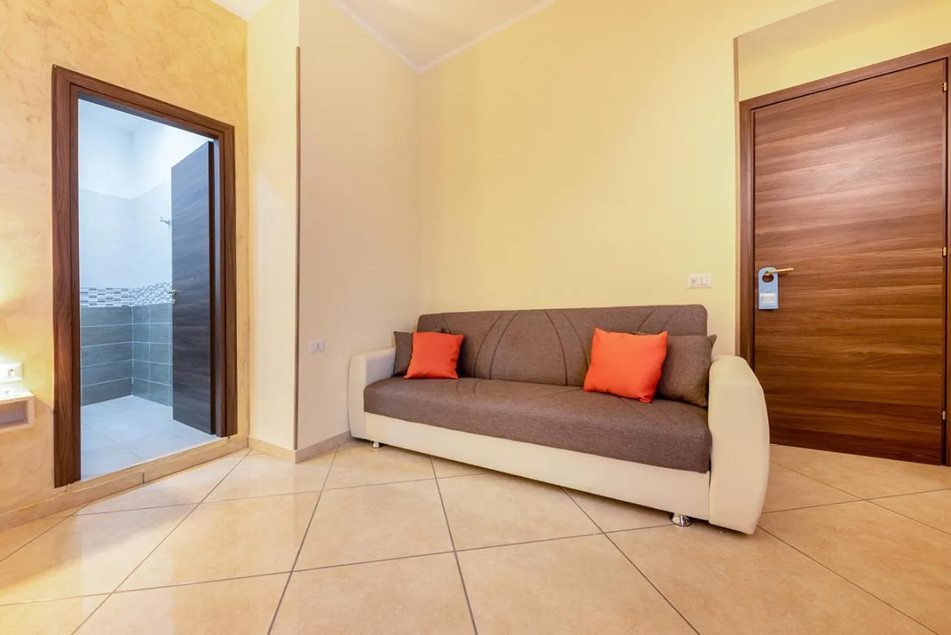 Photo of the whole room in Re Diego