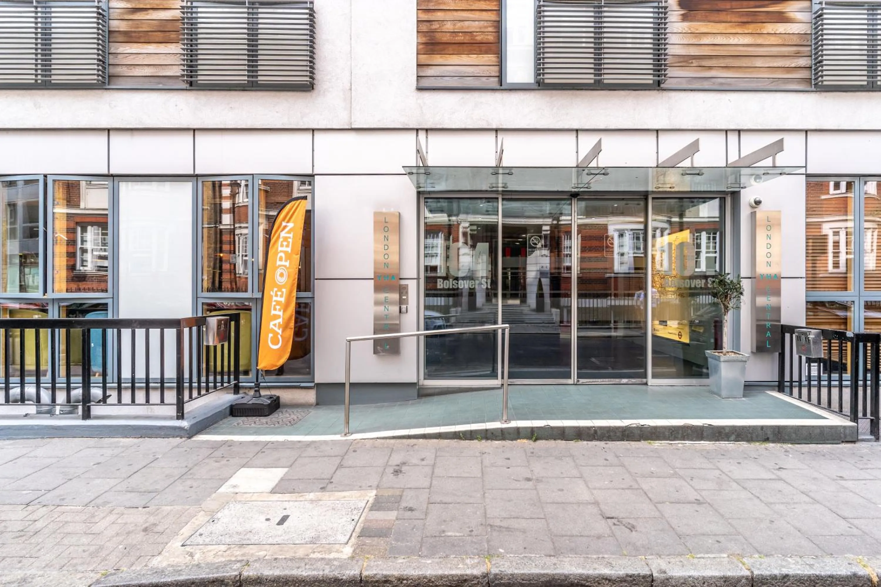 Facade/entrance in YHA London Central