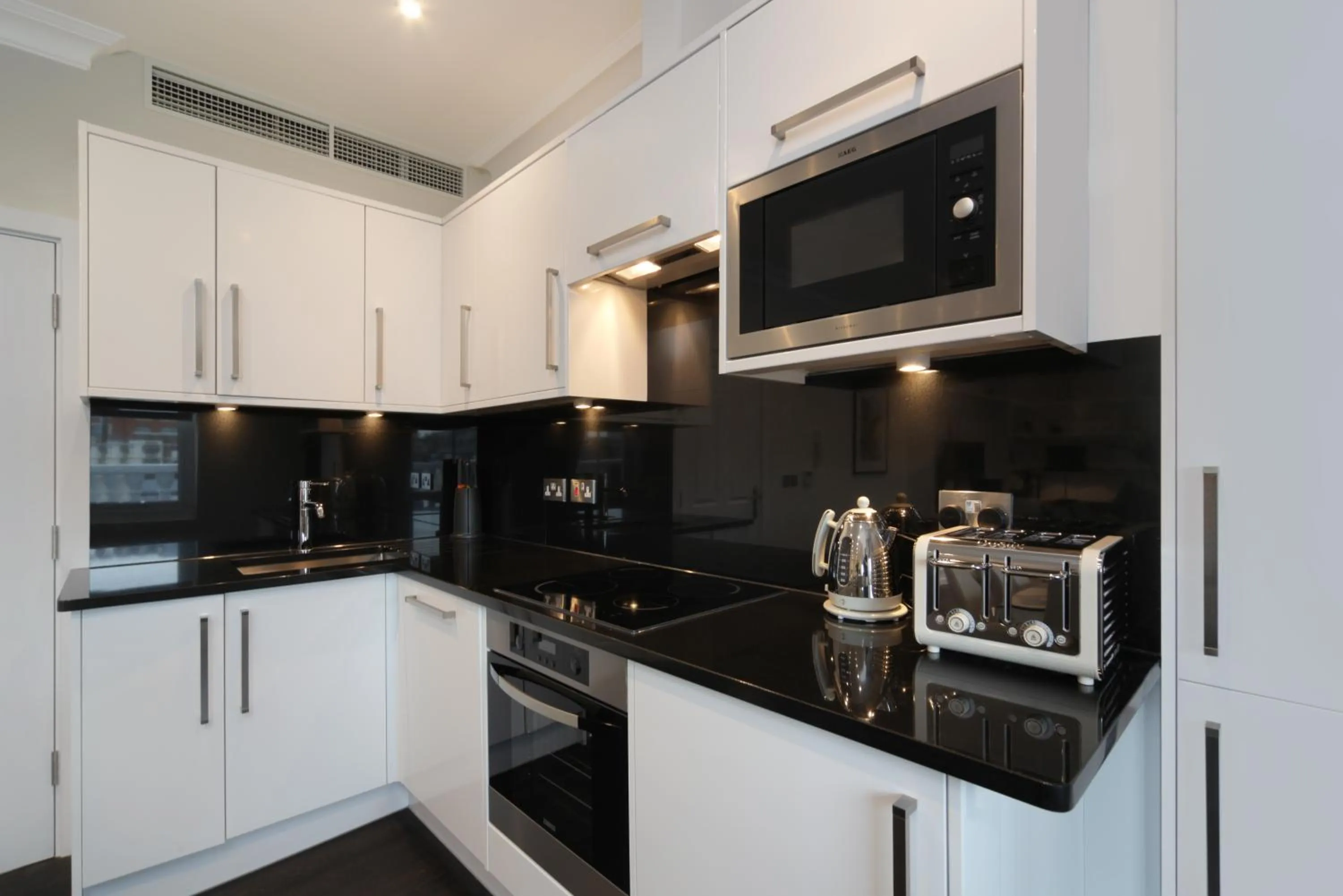 Kitchen or kitchenette in 20 Hertford Street - Mayfair Apartments