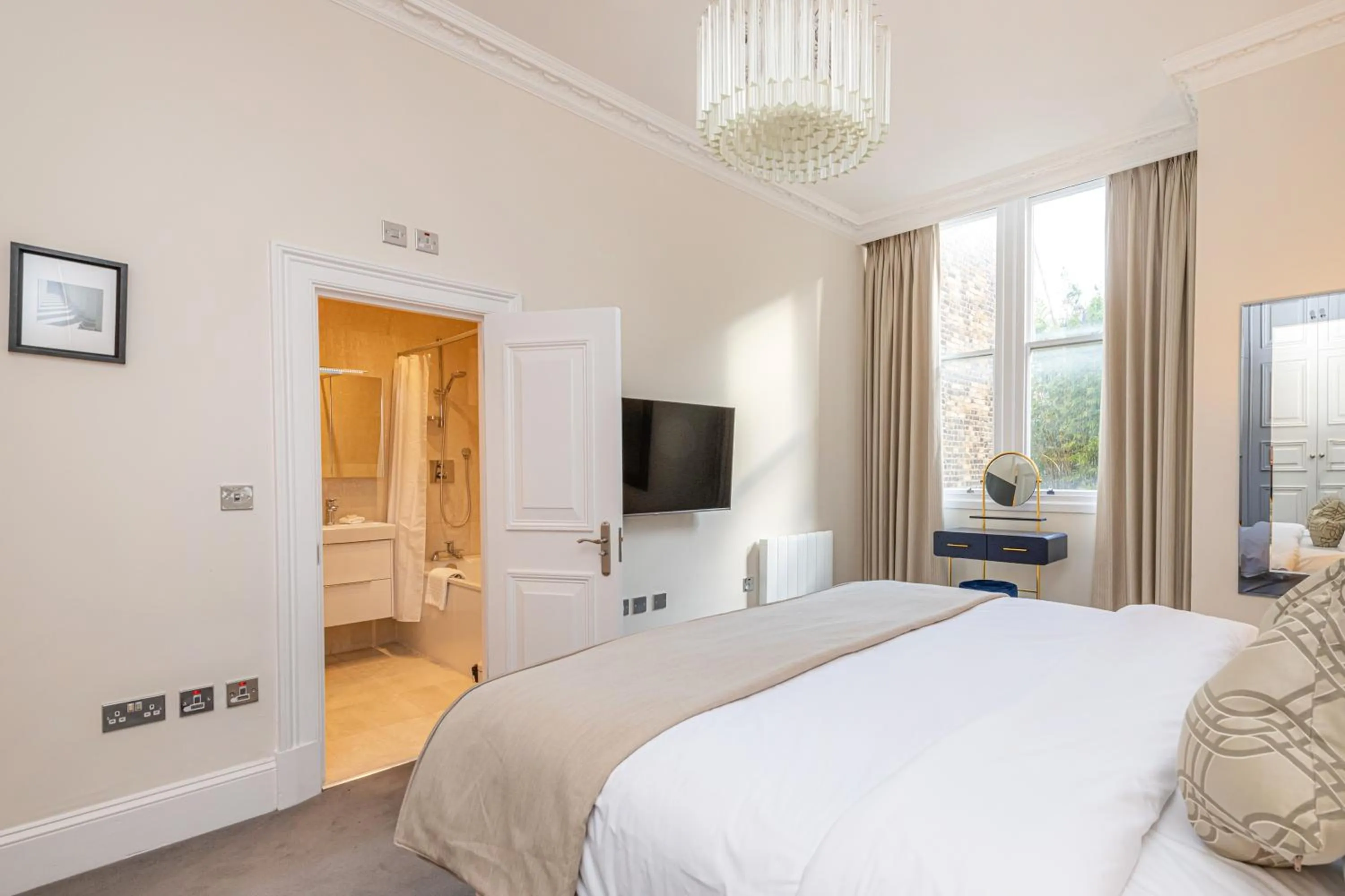 Bedroom, Bed in 20 Hertford Street - Mayfair Apartments