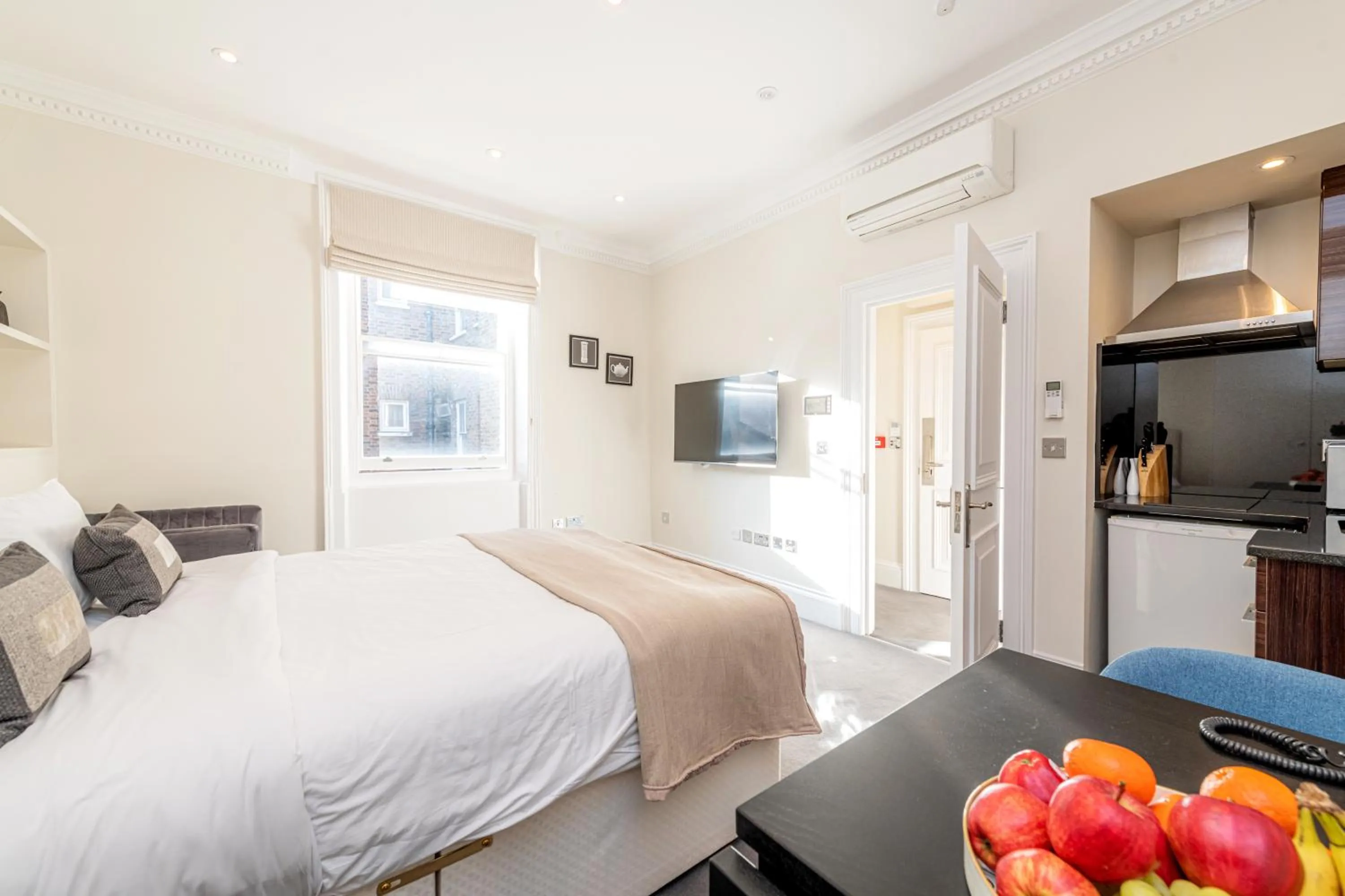 Photo of the whole room, Bed in 20 Hertford Street - Mayfair Apartments