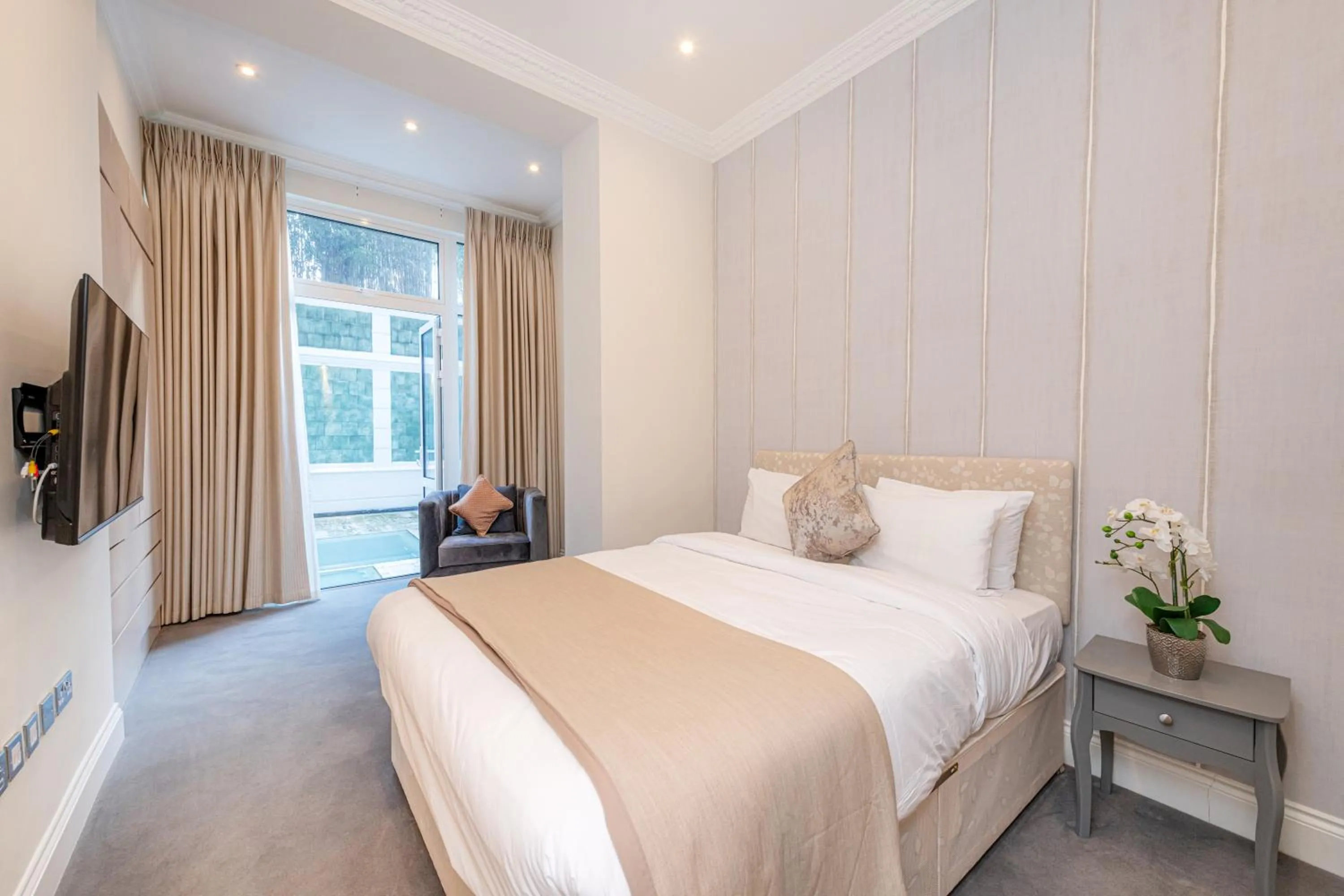 Photo of the whole room, Bed in 20 Hertford Street - Mayfair Apartments