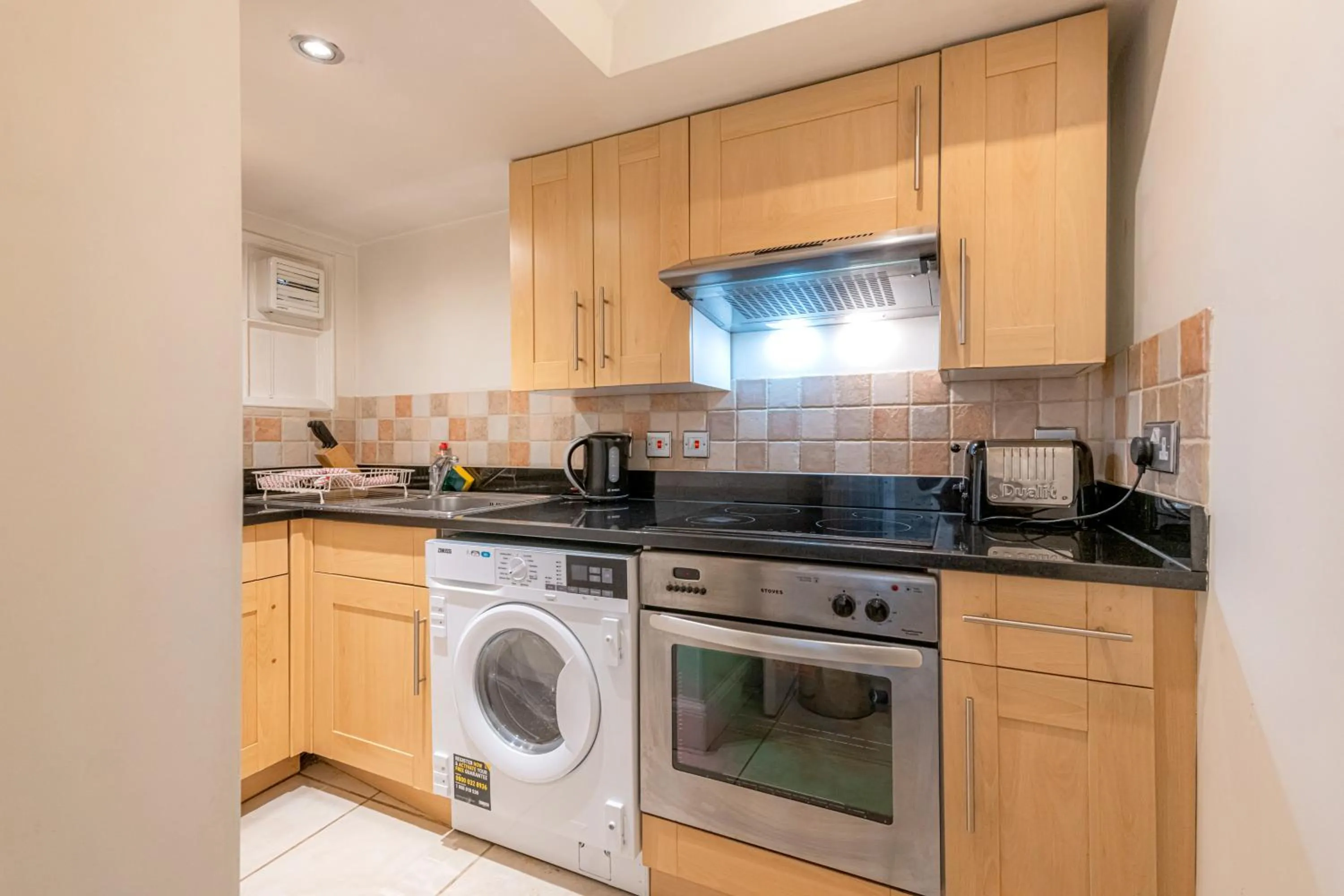 Kitchen or kitchenette in 17 Hertford Street