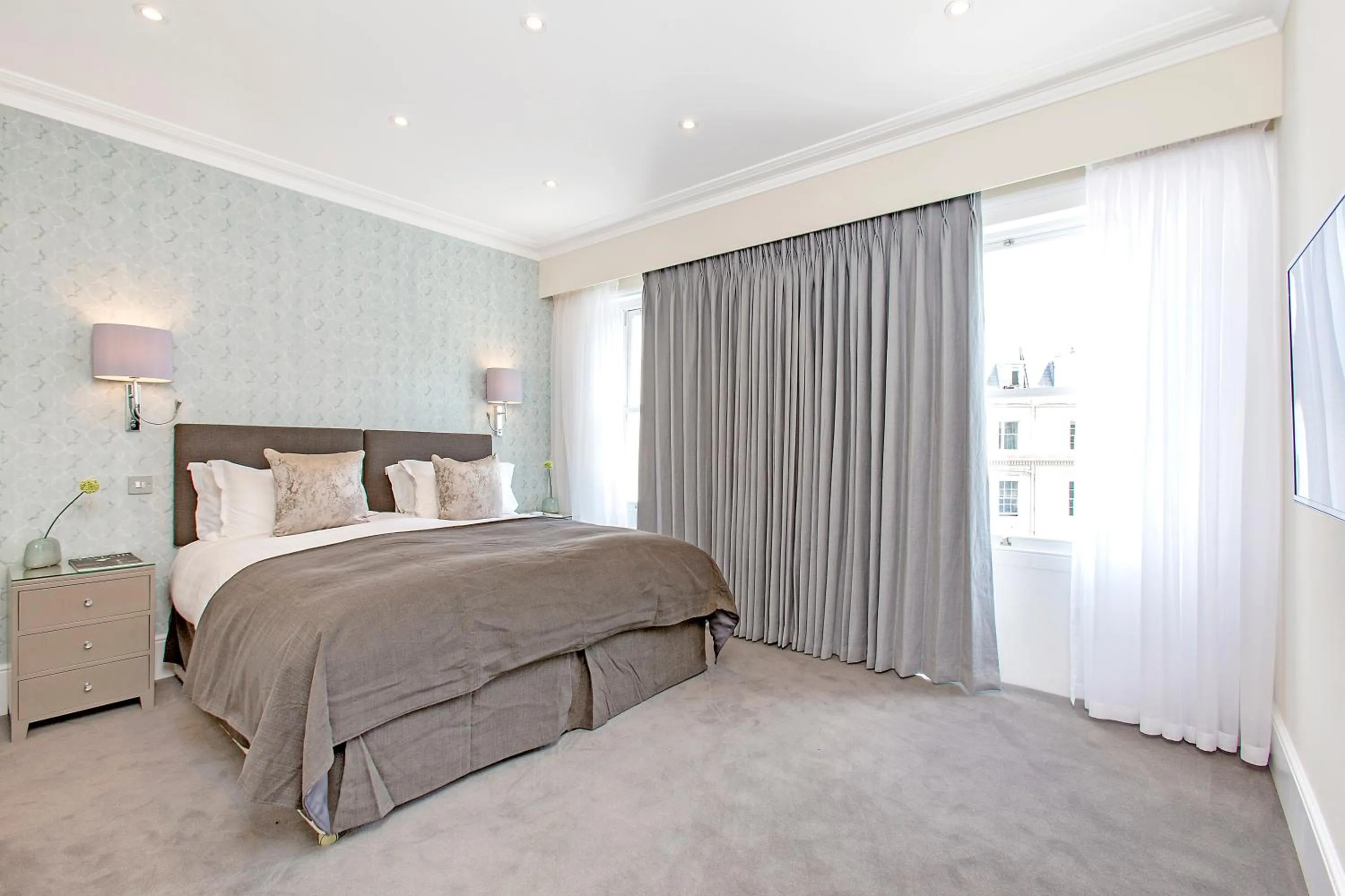 Bedroom, Bed in Chesham Court Knightsbridge