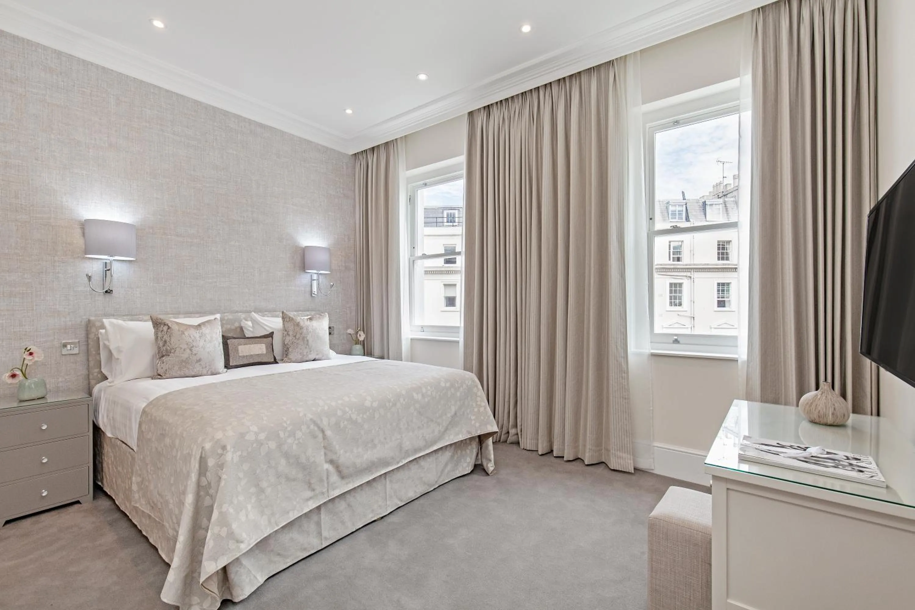 Bedroom, Bed in Chesham Court Knightsbridge