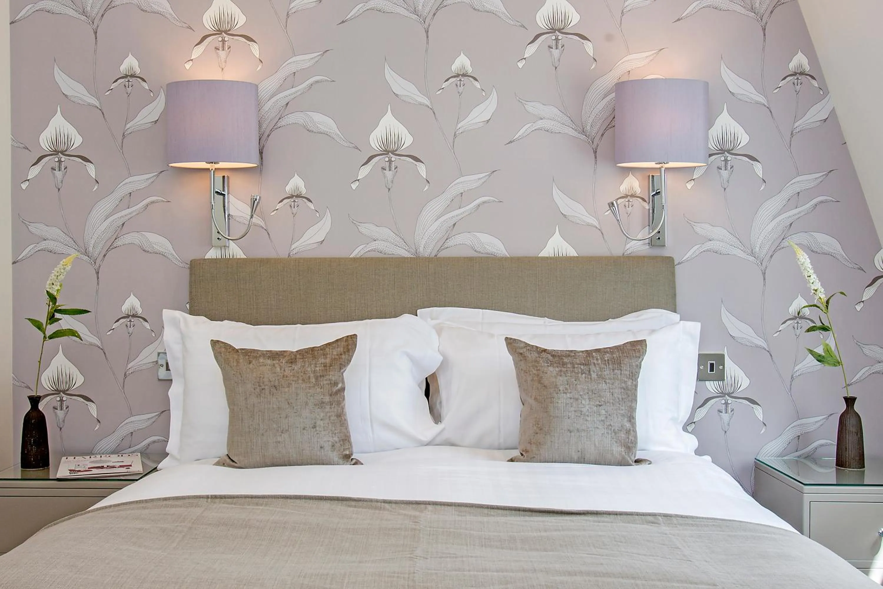 Bedroom, Bed in Chesham Court Knightsbridge