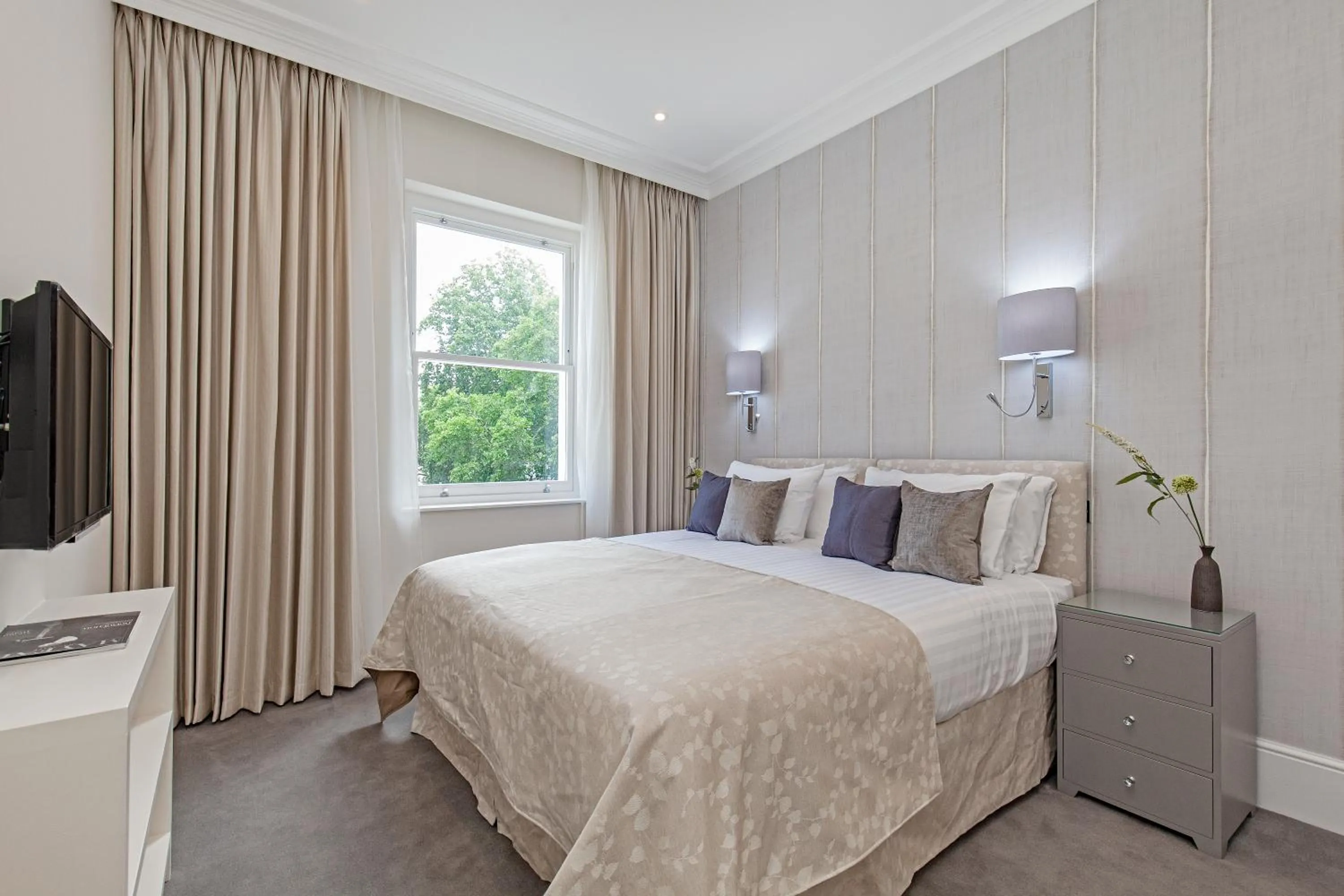 Bedroom, Bed in Chesham Court Knightsbridge