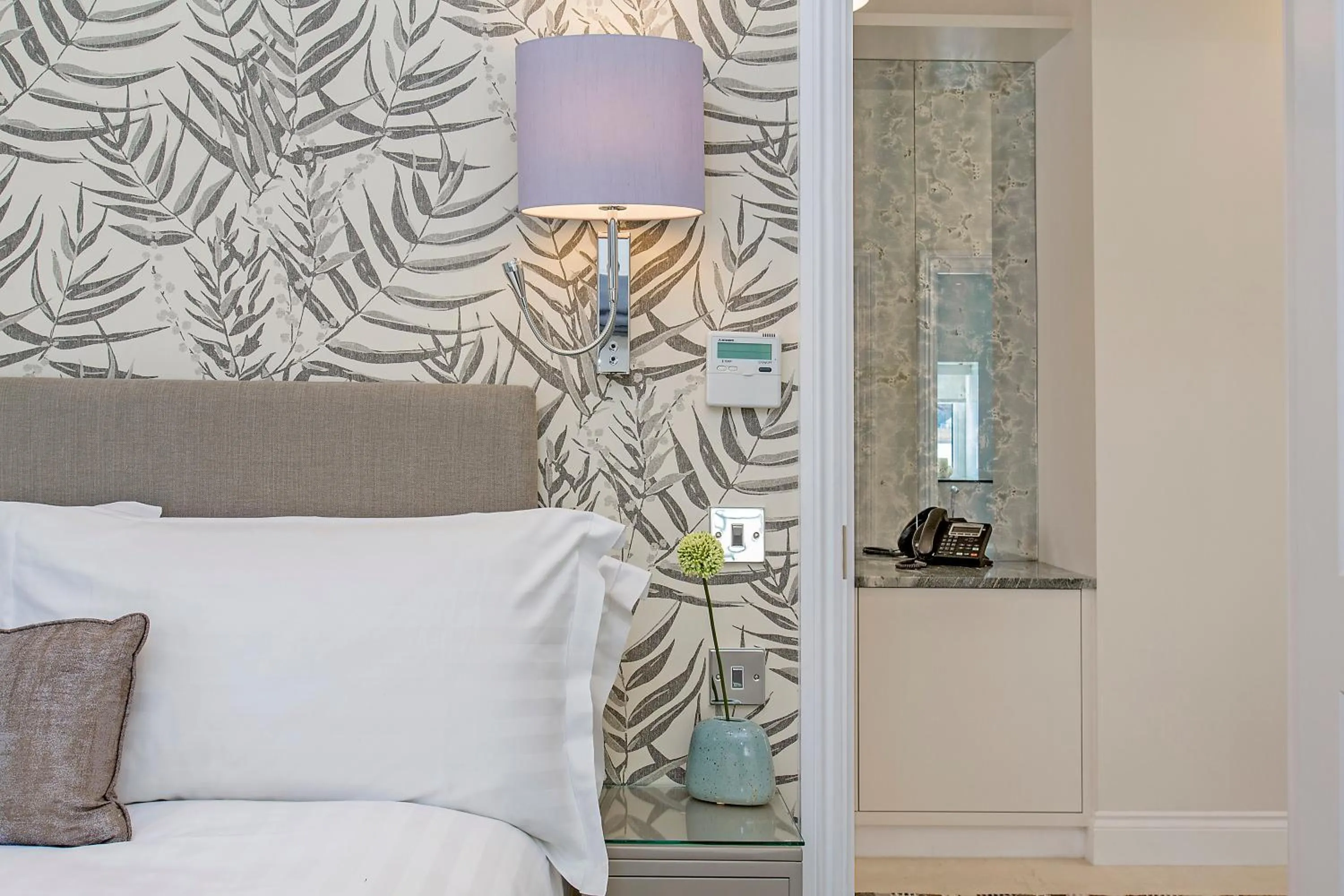 Bedroom, Bed in Chesham Court Knightsbridge