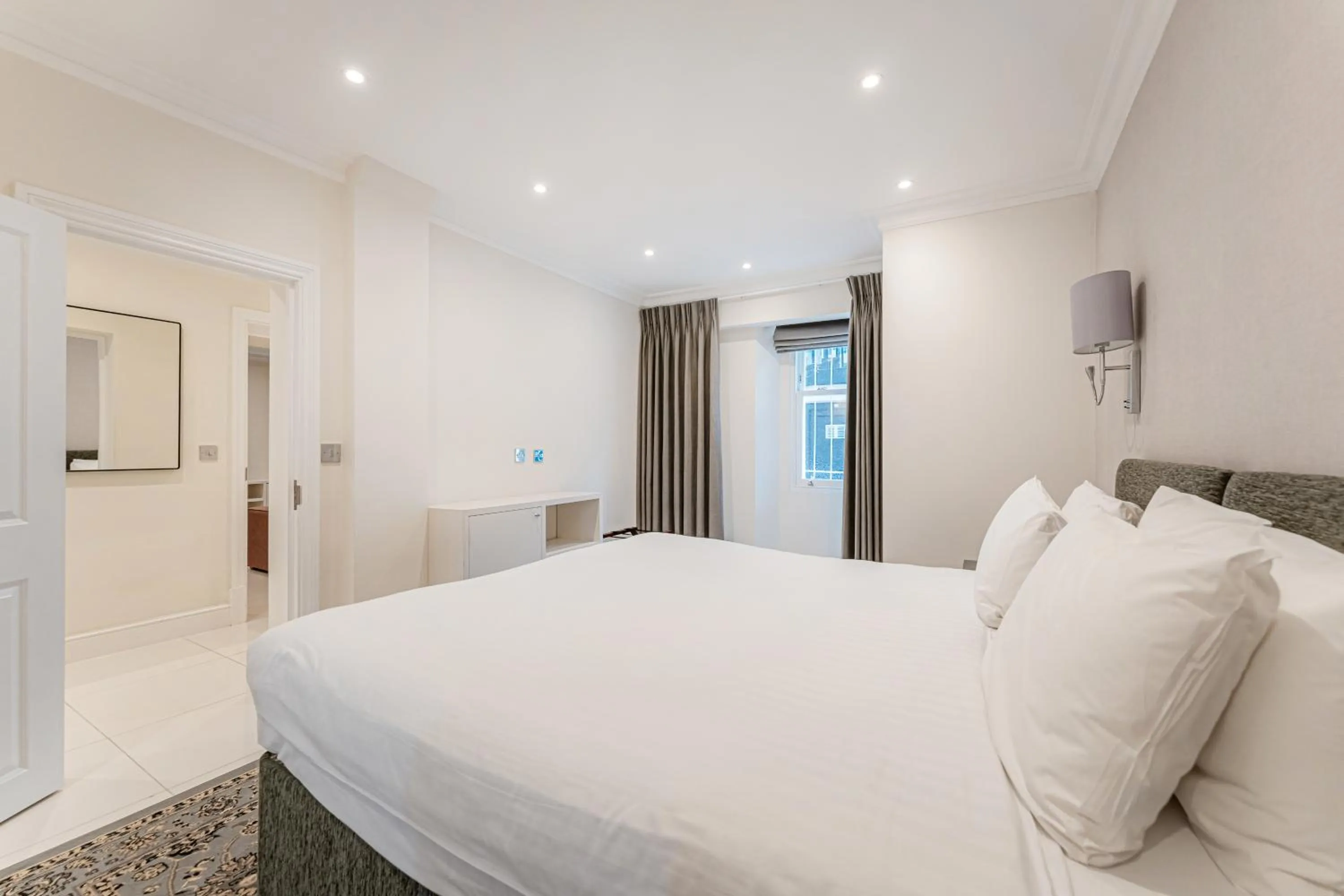 Bedroom, Bed in Chesham Court Knightsbridge