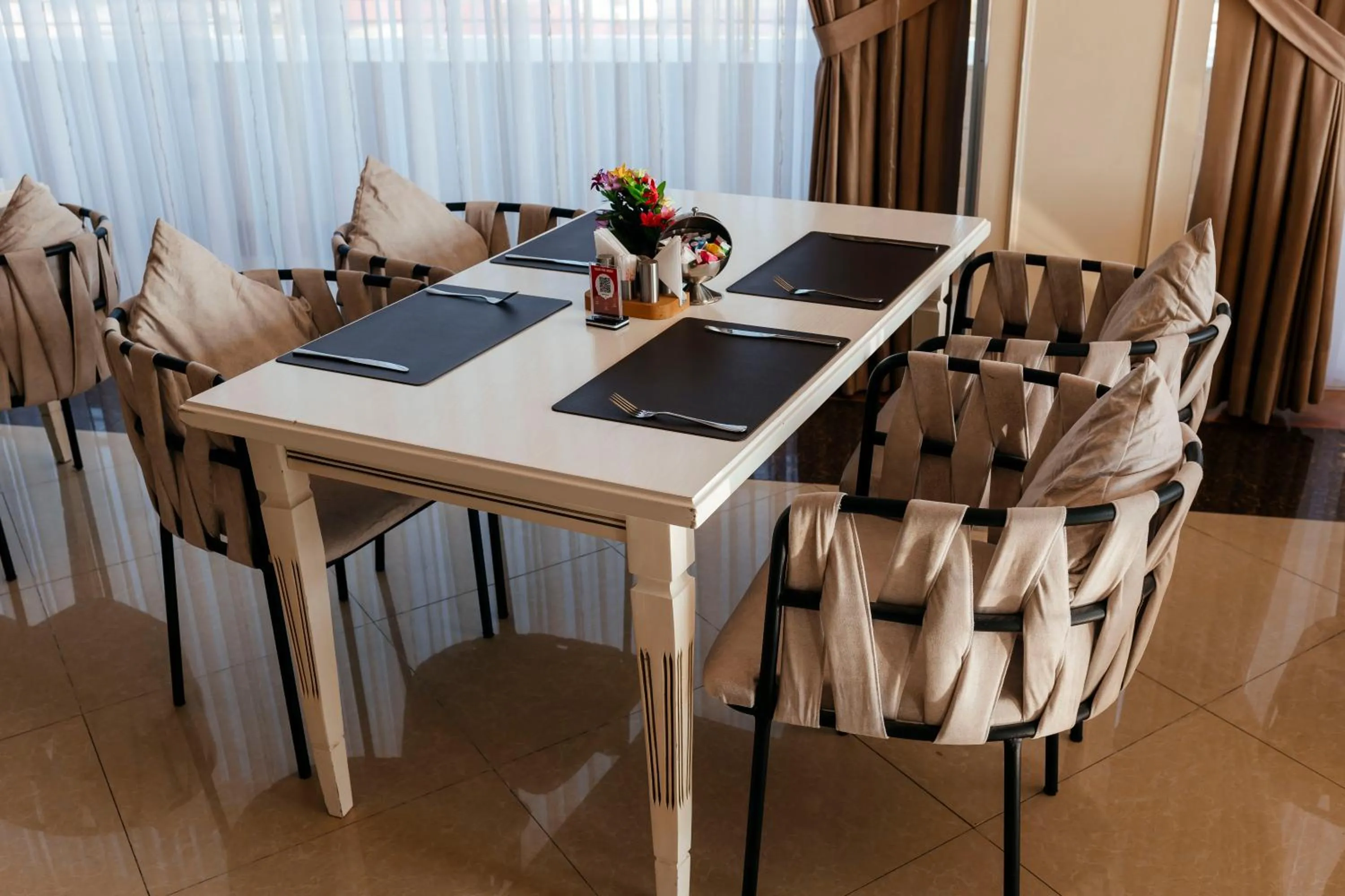 Restaurant/places to eat in Capitol Hotel